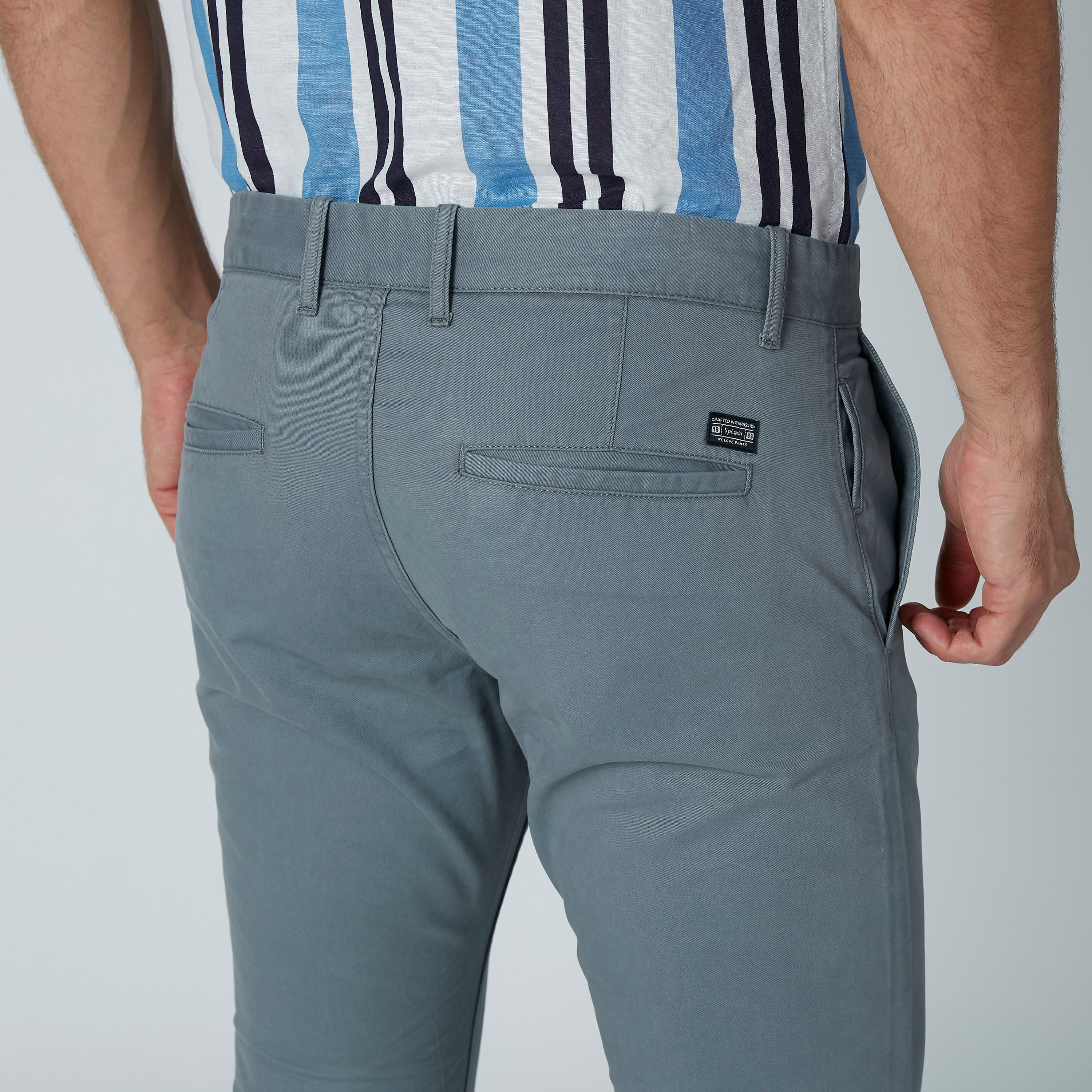 بنطال شينو سادة بقصّة سليم وجيوب-men-clothing-bottoms-trousersandchinos-trousers-image-2