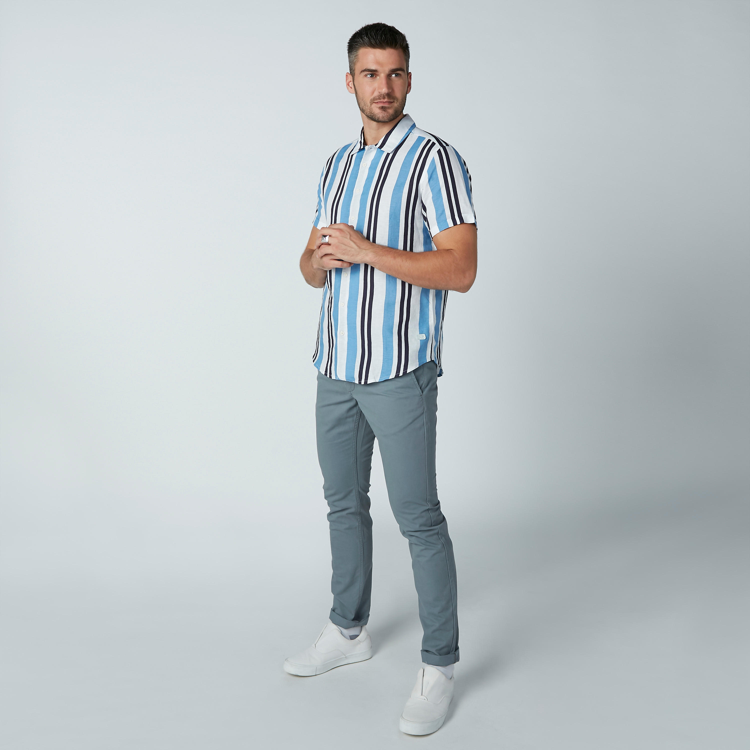 بنطال شينو سادة بقصّة سليم وجيوب-men-clothing-bottoms-trousersandchinos-trousers-image-3