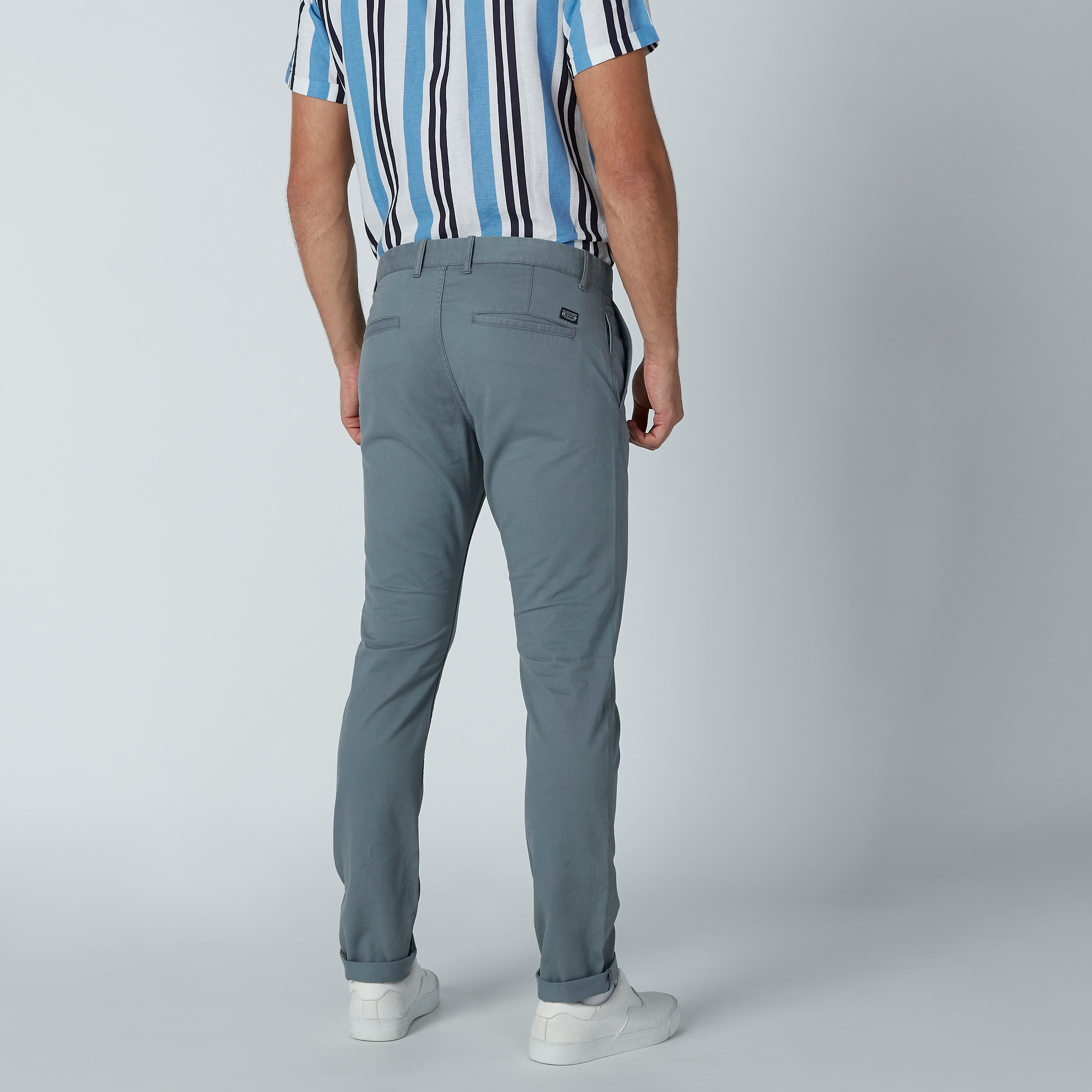 بنطال شينو سادة بقصّة سليم وجيوب-men-clothing-bottoms-trousersandchinos-trousers-image-5