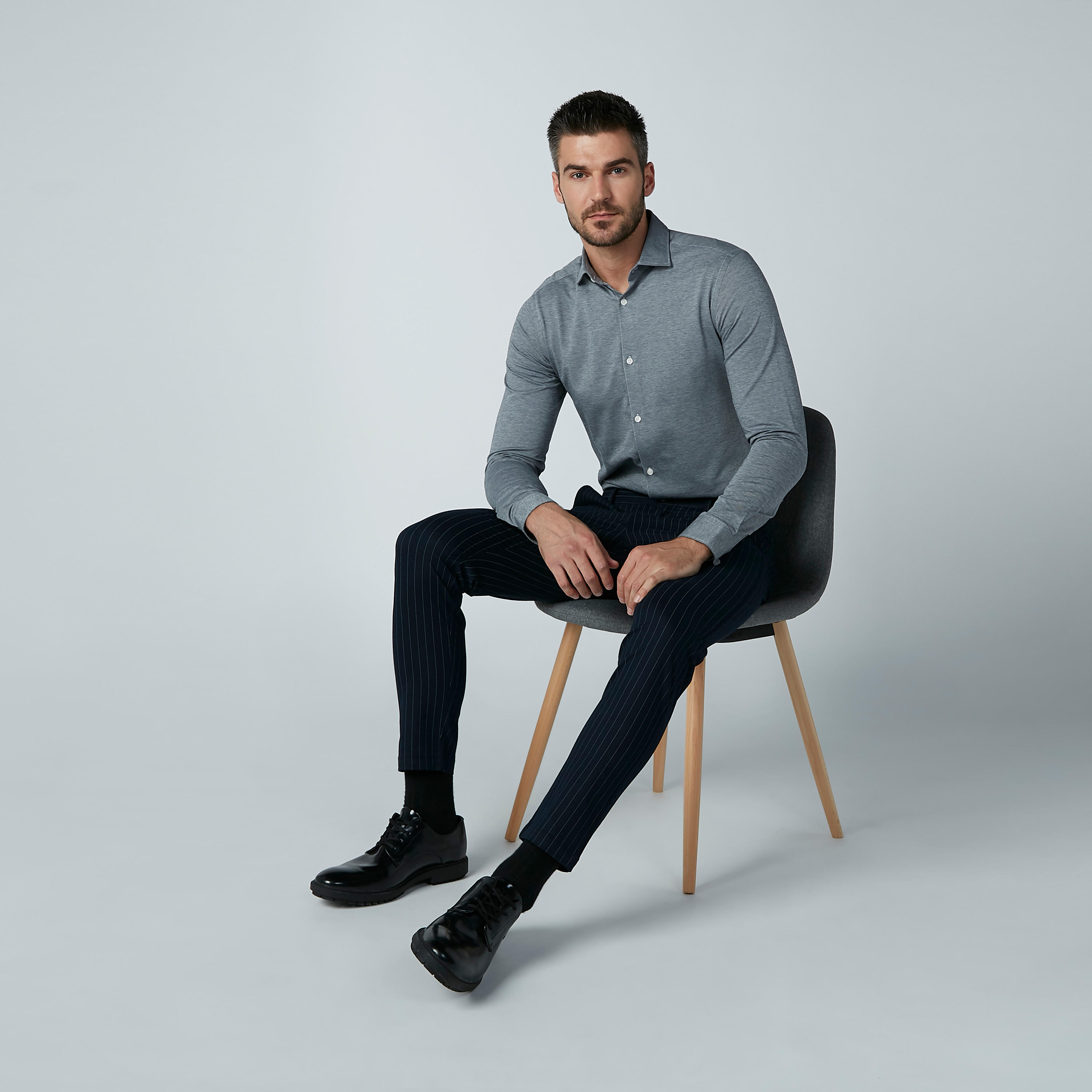 بنطال شينو مقلّم بخصر متوسط الارتفاع وجيوب-men-clothing-bottoms-trousersandchinos-trousers-image-1