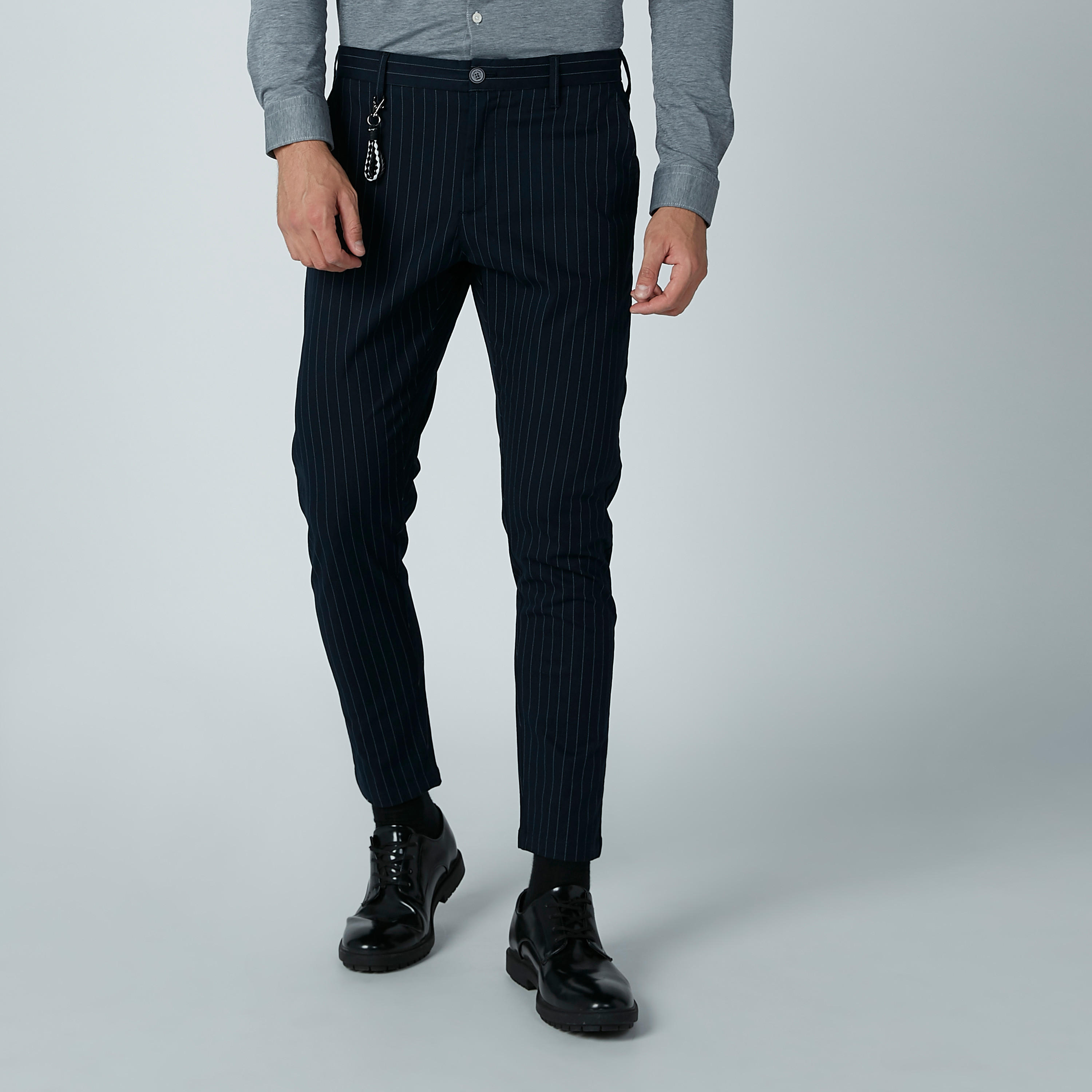 بنطال شينو مقلّم بخصر متوسط الارتفاع وجيوب-men-clothing-bottoms-trousersandchinos-trousers-image-2