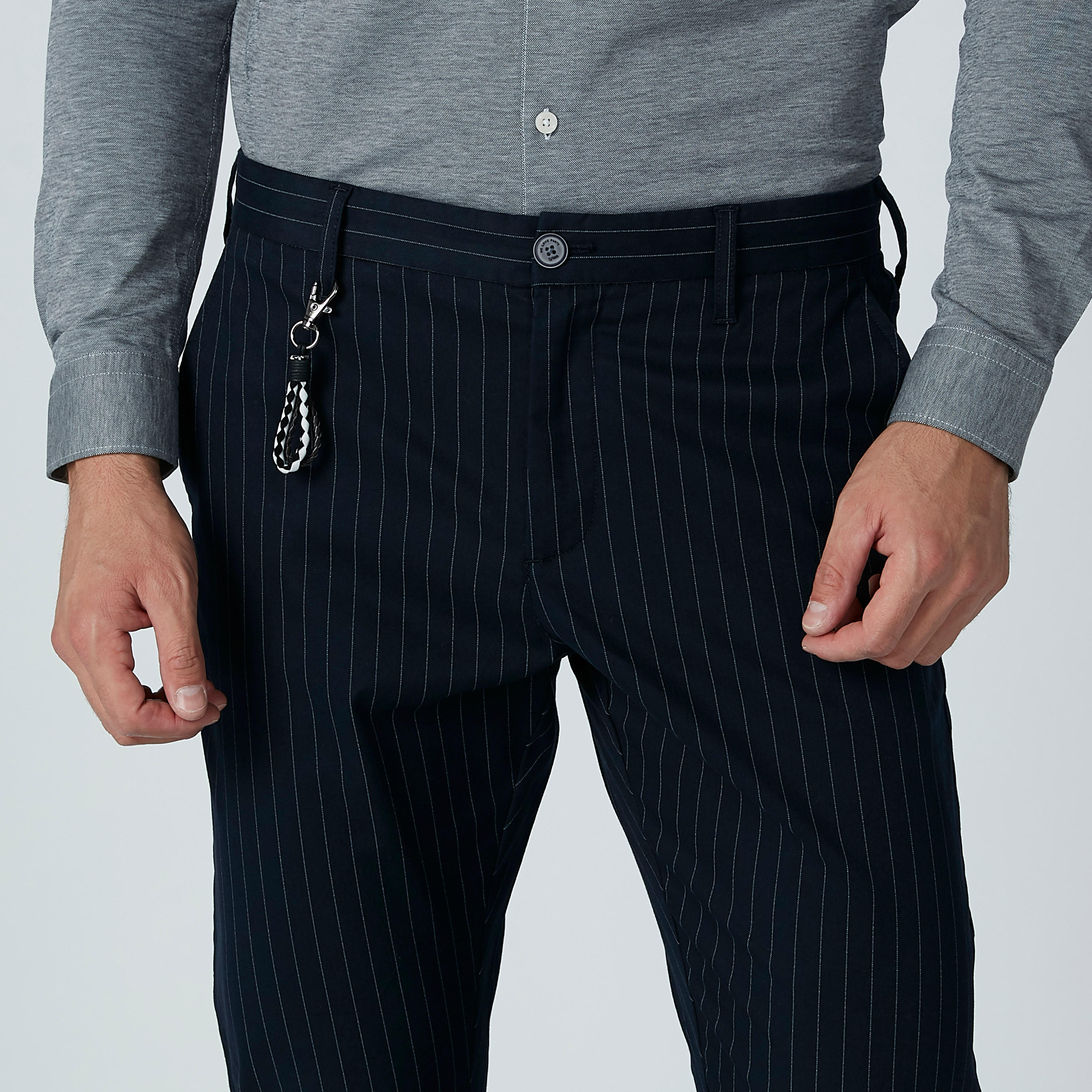 بنطال شينو مقلّم بخصر متوسط الارتفاع وجيوب-men-clothing-bottoms-trousersandchinos-trousers-image-5