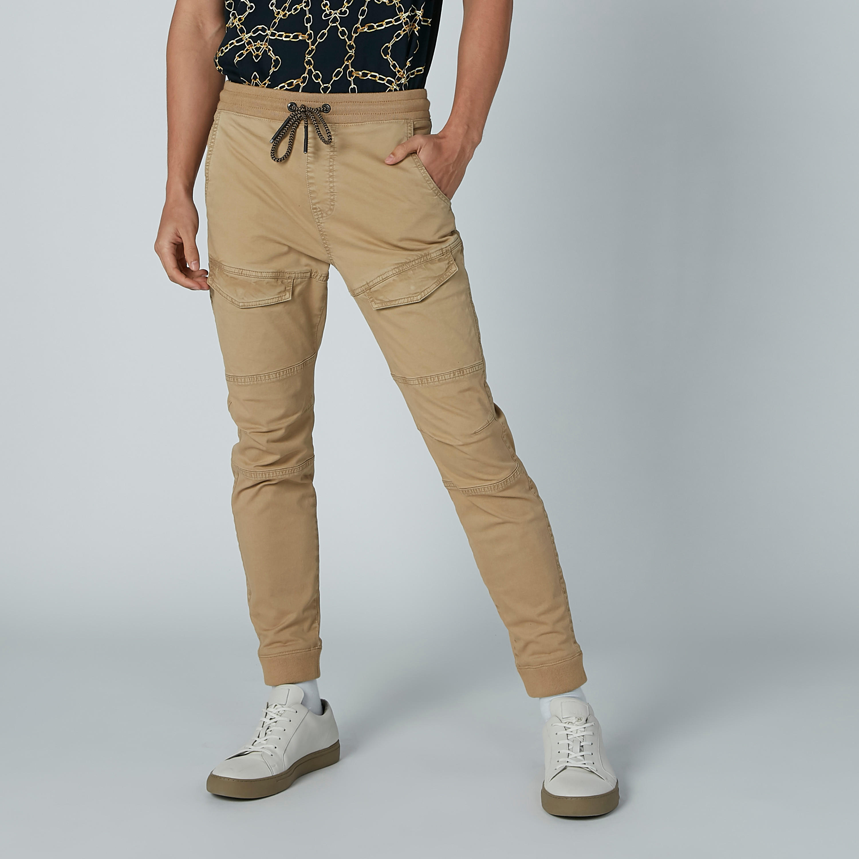 بنطال رياضي برباط وجيوب-men-clothing-bottoms-joggers-image-1