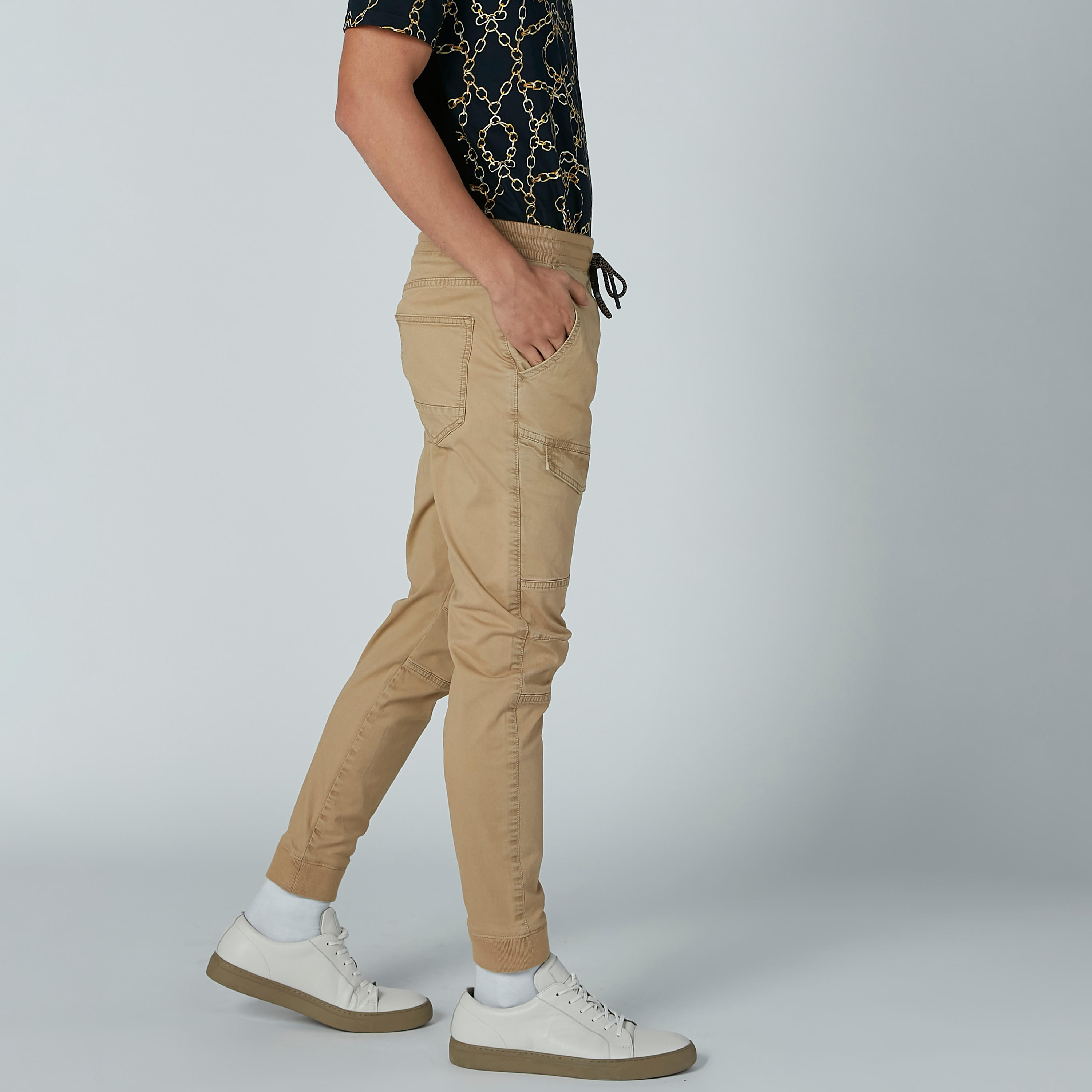 بنطال رياضي برباط وجيوب-men-clothing-bottoms-joggers-image-3