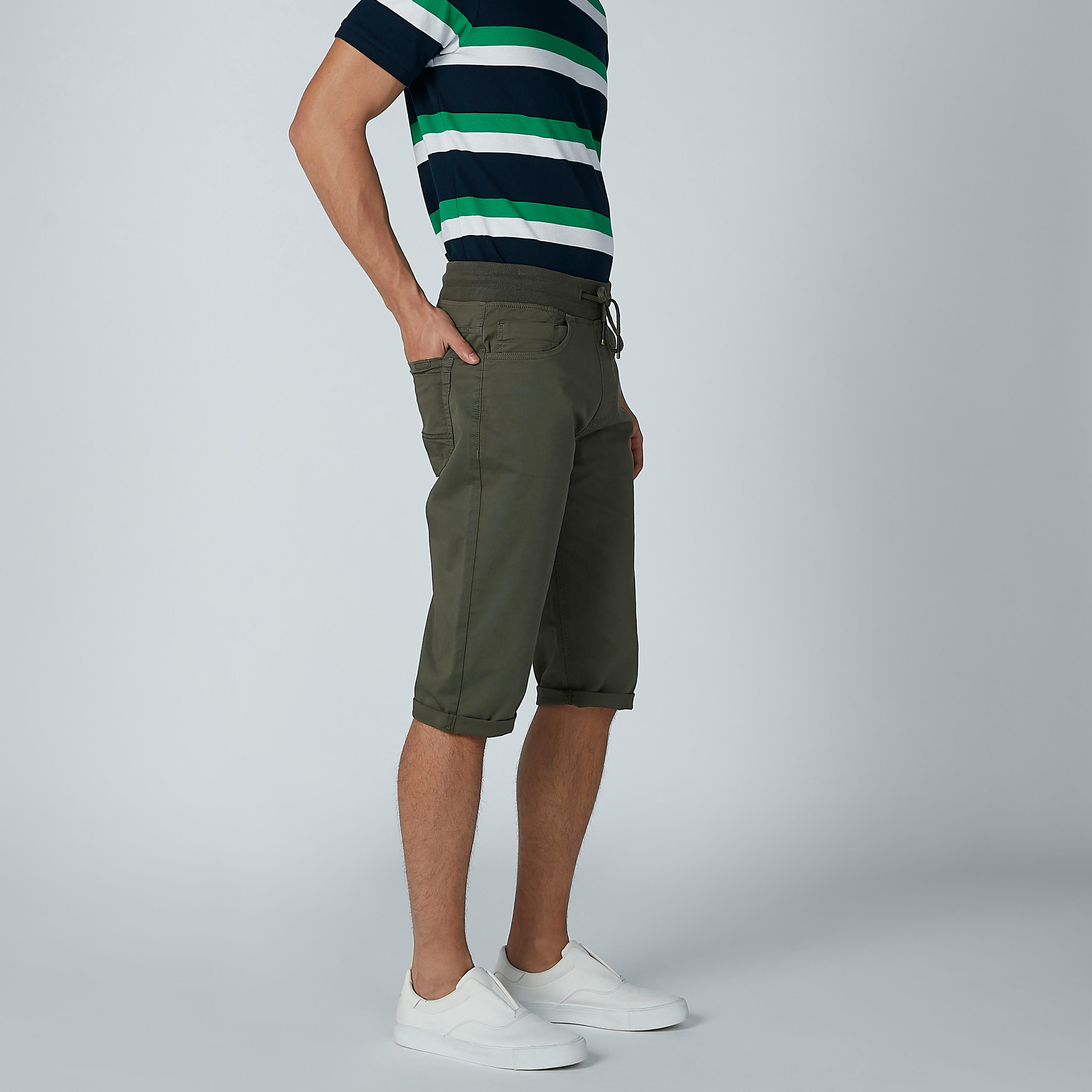 شورت سادة بحوّاف مثنية لأعلى وجيوب-men-clothing-bottoms-shorts-image-3
