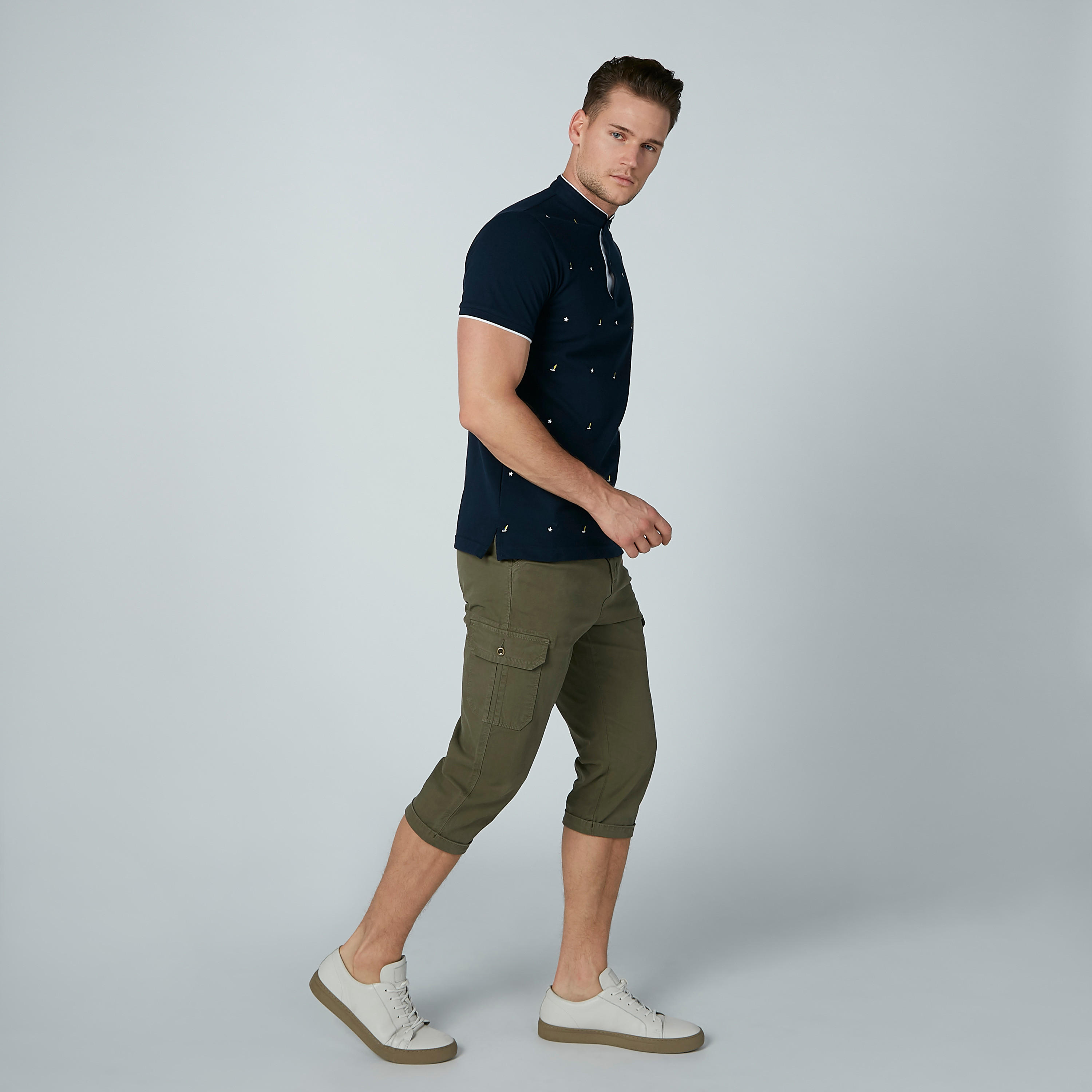 بنطال سادة بطول 3/4 بجيوب وحلقات للحزام-men-clothing-bottoms-shorts-image-1