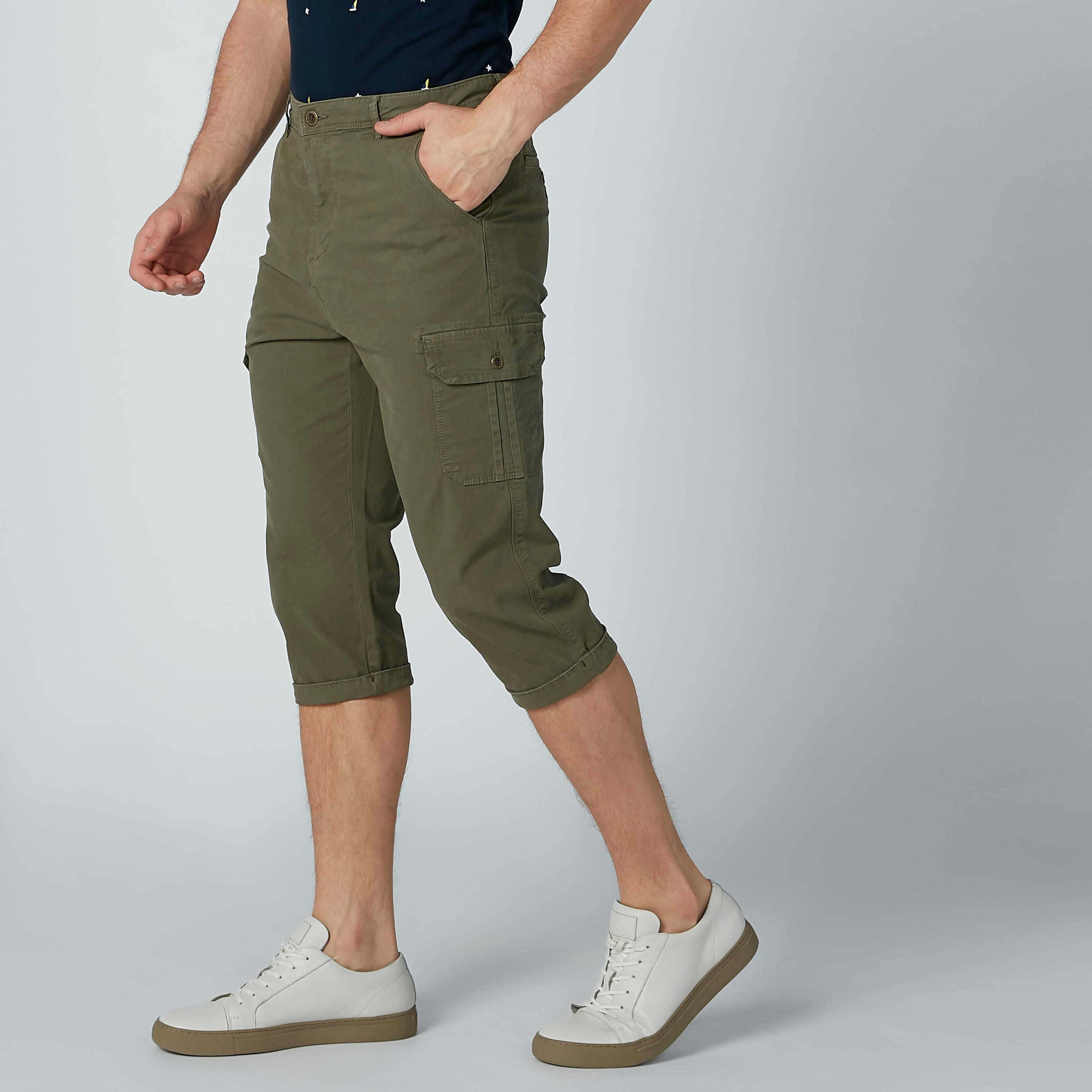 بنطال سادة بطول 3/4 بجيوب وحلقات للحزام-men-clothing-bottoms-shorts-image-3