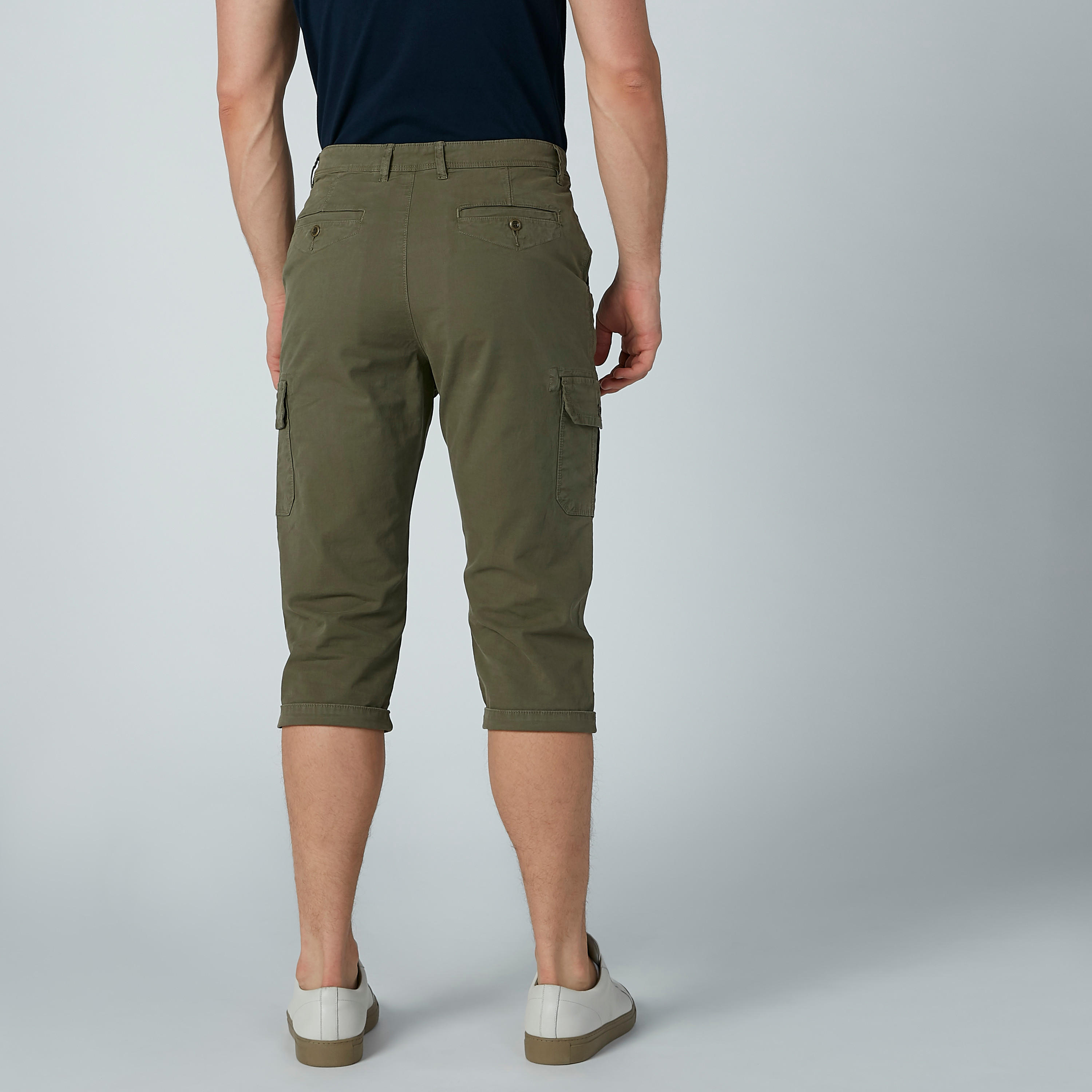 بنطال سادة بطول 3/4 بجيوب وحلقات للحزام-men-clothing-bottoms-shorts-image-4