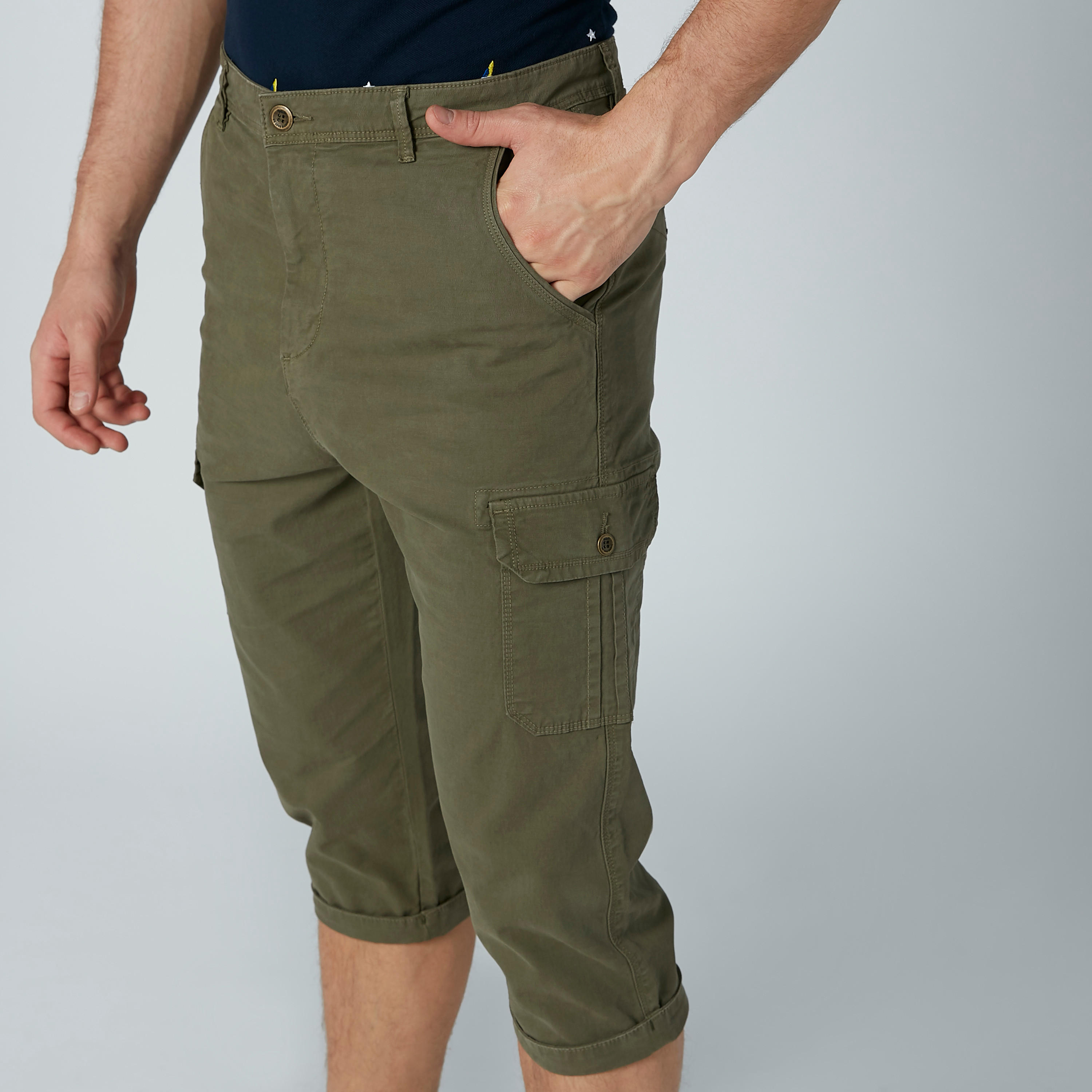 بنطال سادة بطول 3/4 بجيوب وحلقات للحزام-men-clothing-bottoms-shorts-image-5