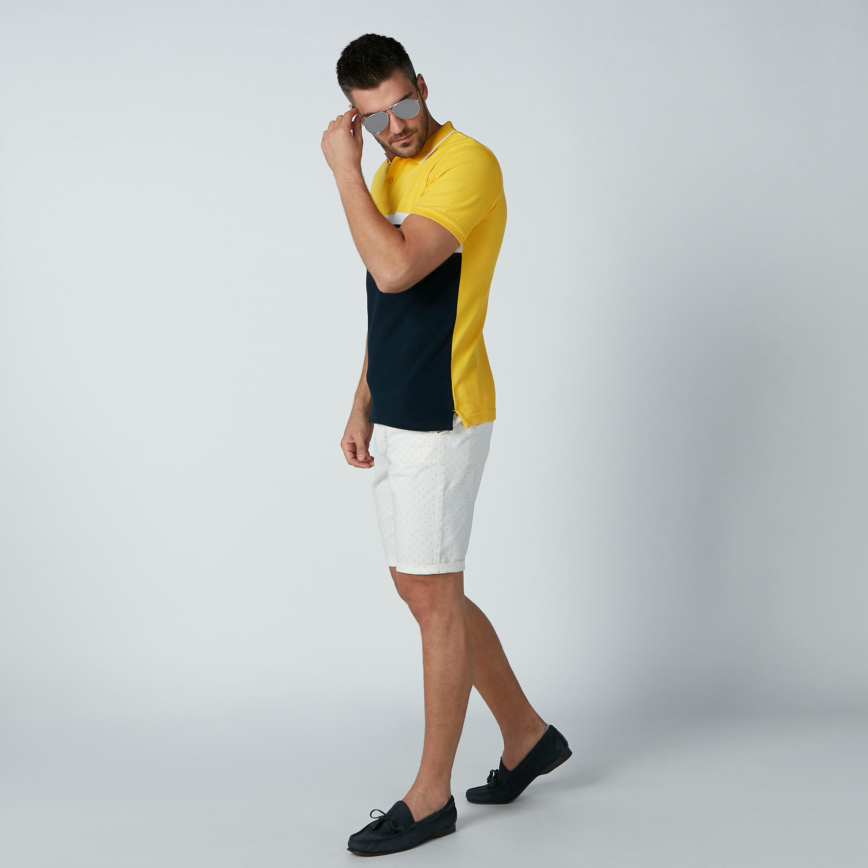 شورت بخصر متوسط الارتفاع وجيوب وطبعات منقّطة-men-clothing-bottoms-shorts-image-2