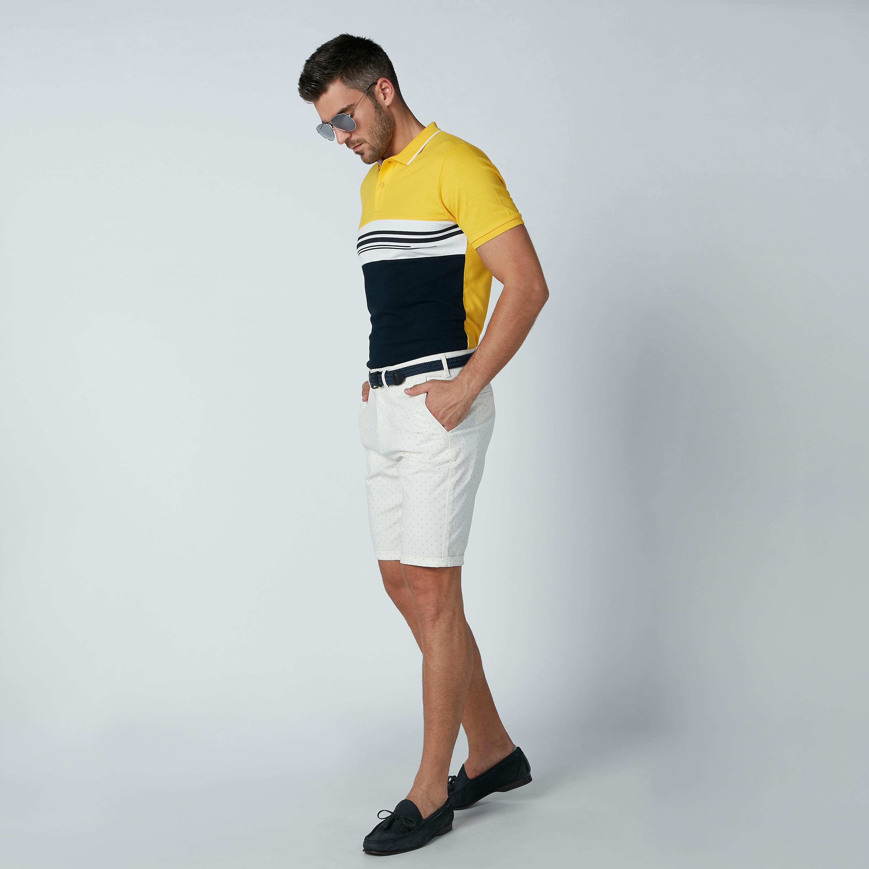 شورت بخصر متوسط الارتفاع وجيوب وطبعات منقّطة-men-clothing-bottoms-shorts-image-4