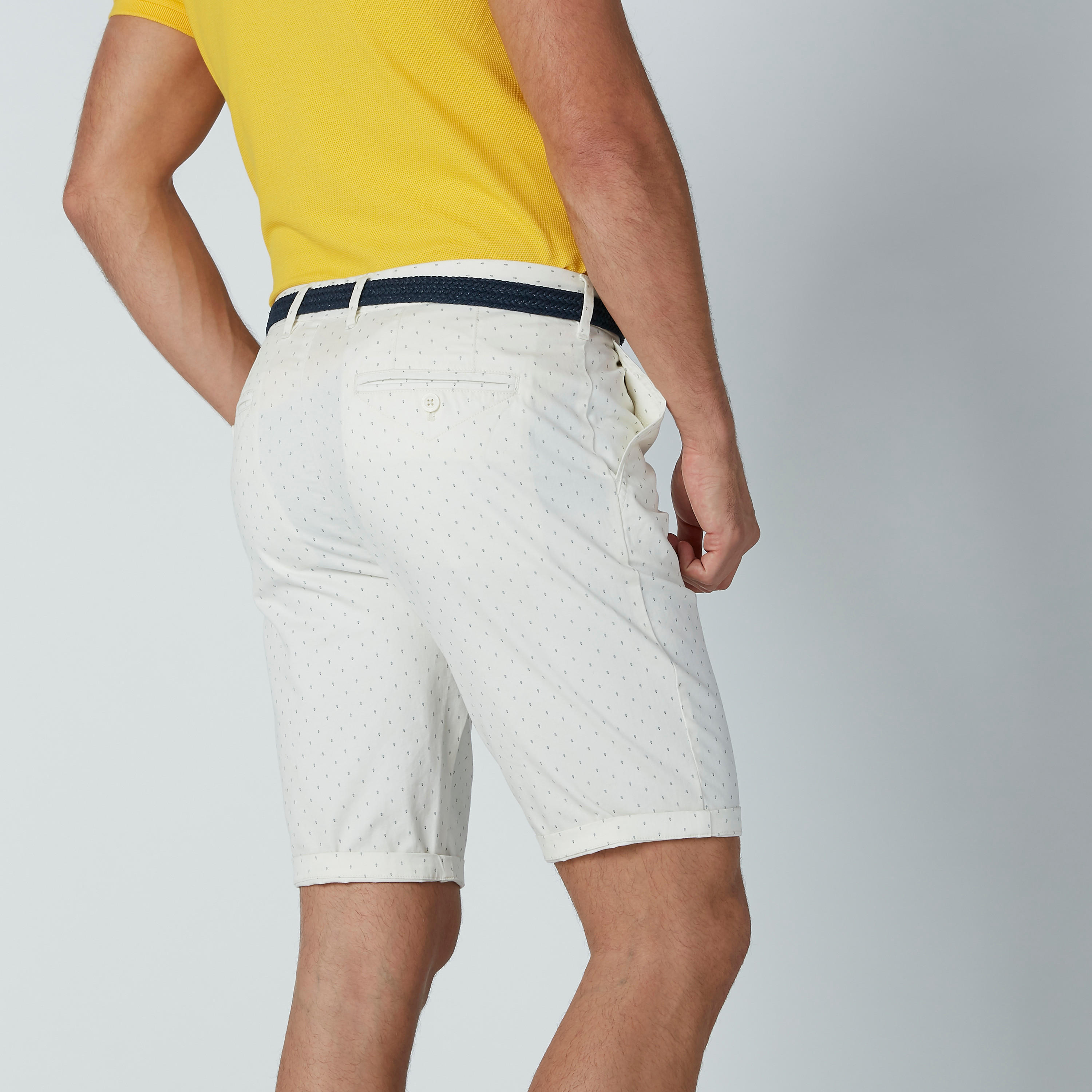 شورت بخصر متوسط الارتفاع وجيوب وطبعات منقّطة-men-clothing-bottoms-shorts-image-5