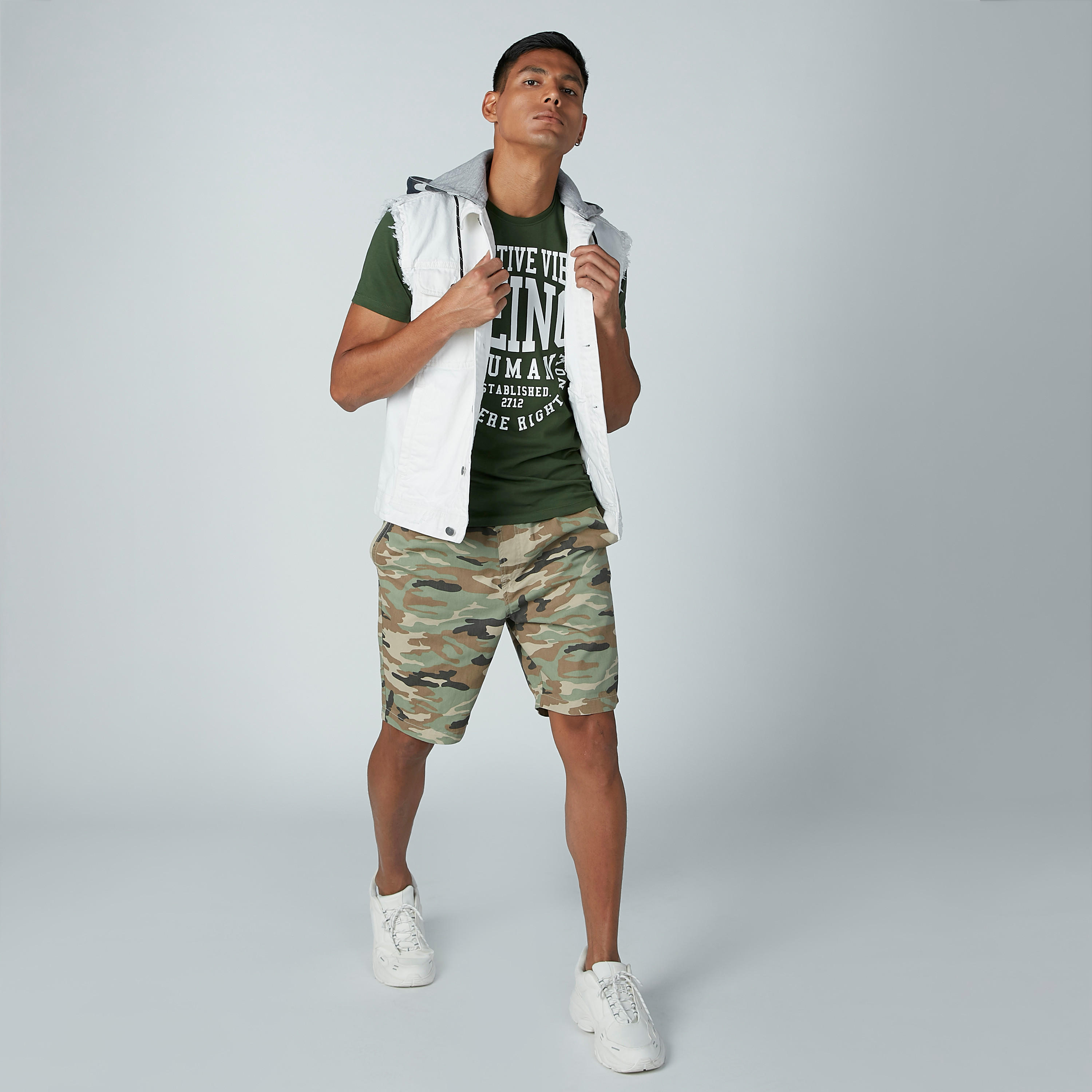 شورت برباط وجيوب وطبعات مموّهة-men-clothing-bottoms-shorts-image-1