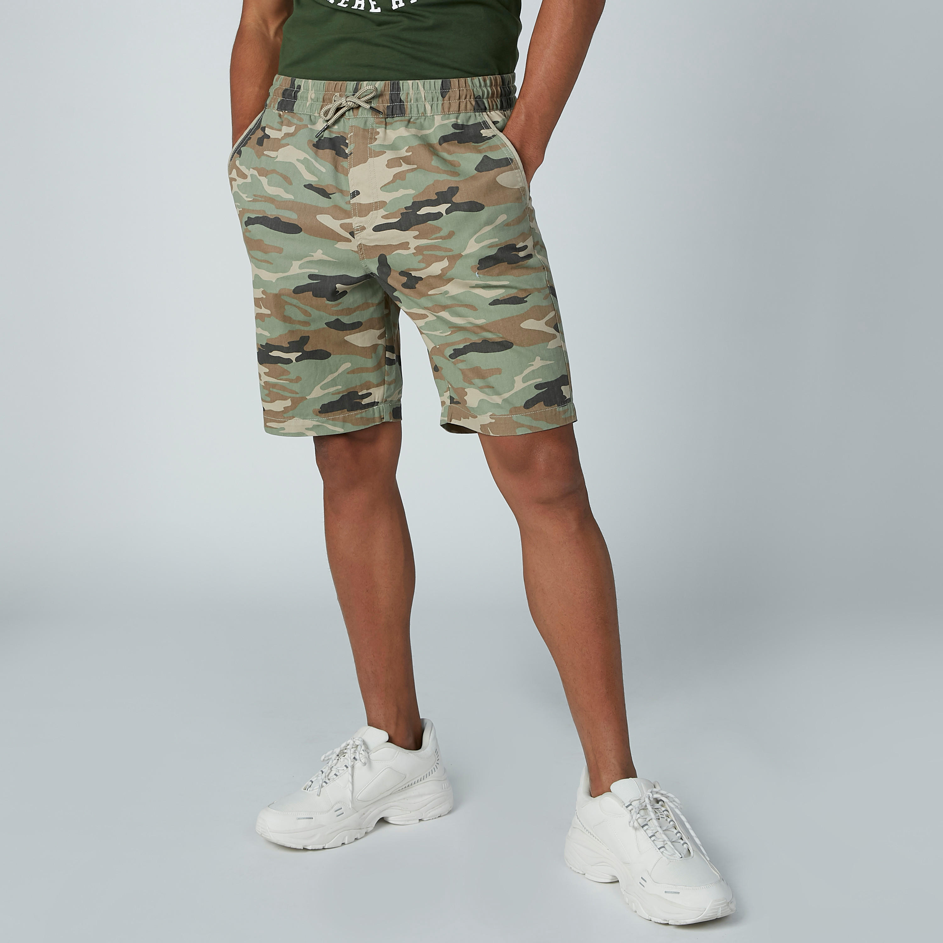 شورت برباط وجيوب وطبعات مموّهة-men-clothing-bottoms-shorts-image-2