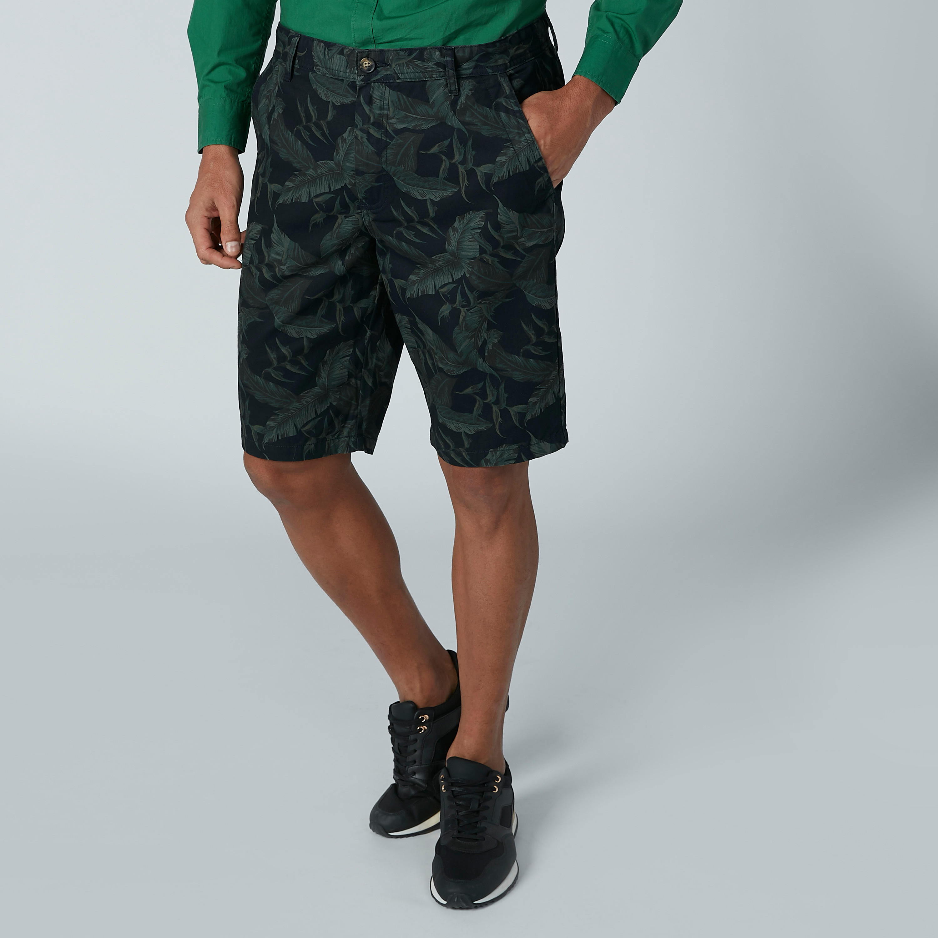 شورت بجيوب وطبعات تروبيكال-men-clothing-bottoms-shorts-image-2