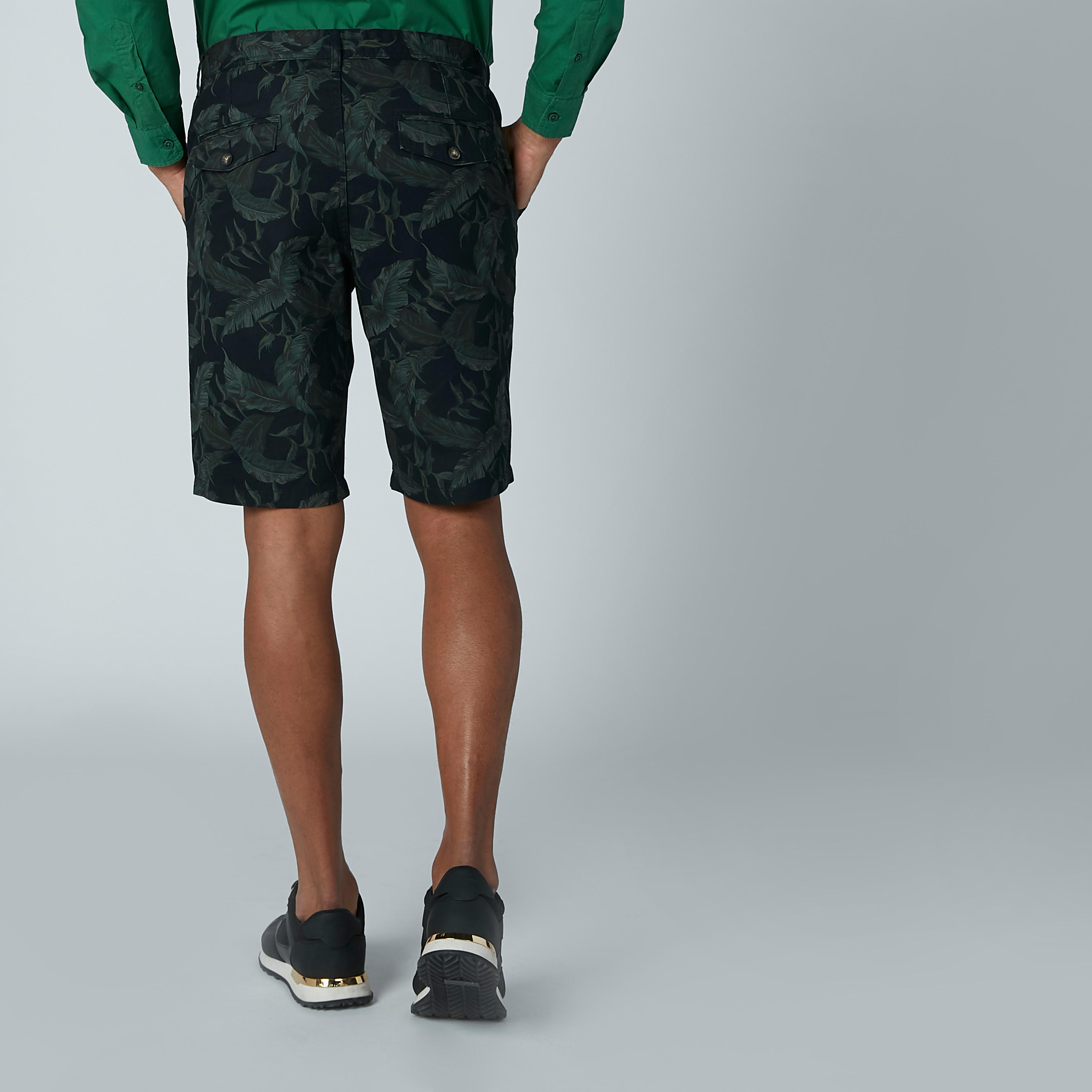 شورت بجيوب وطبعات تروبيكال-men-clothing-bottoms-shorts-image-3