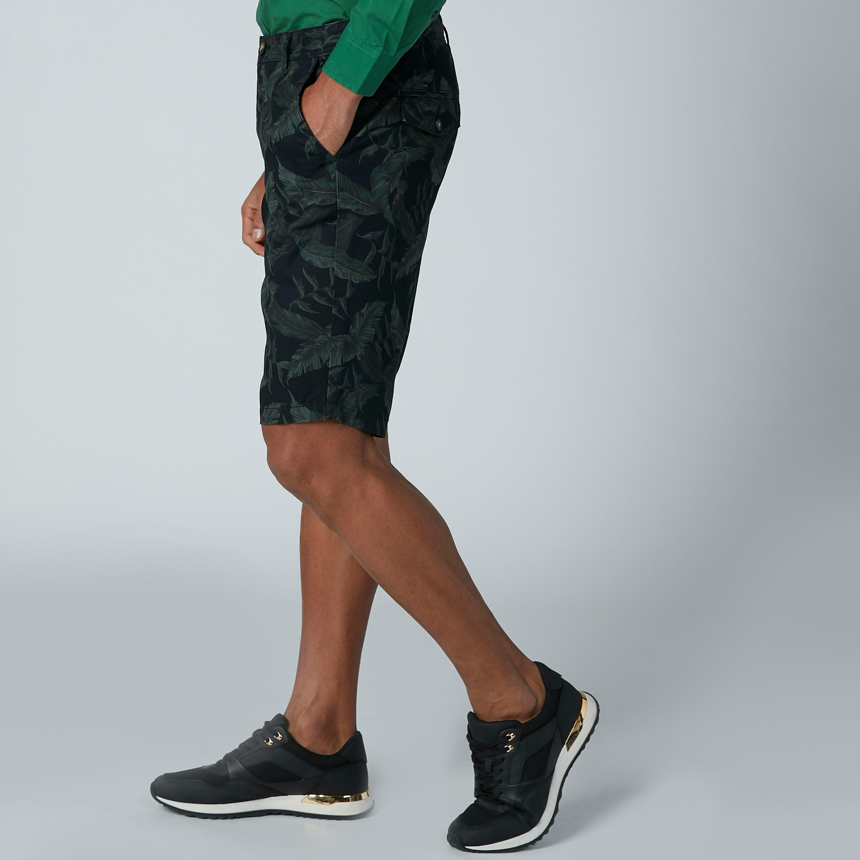 شورت بجيوب وطبعات تروبيكال-men-clothing-bottoms-shorts-image-5