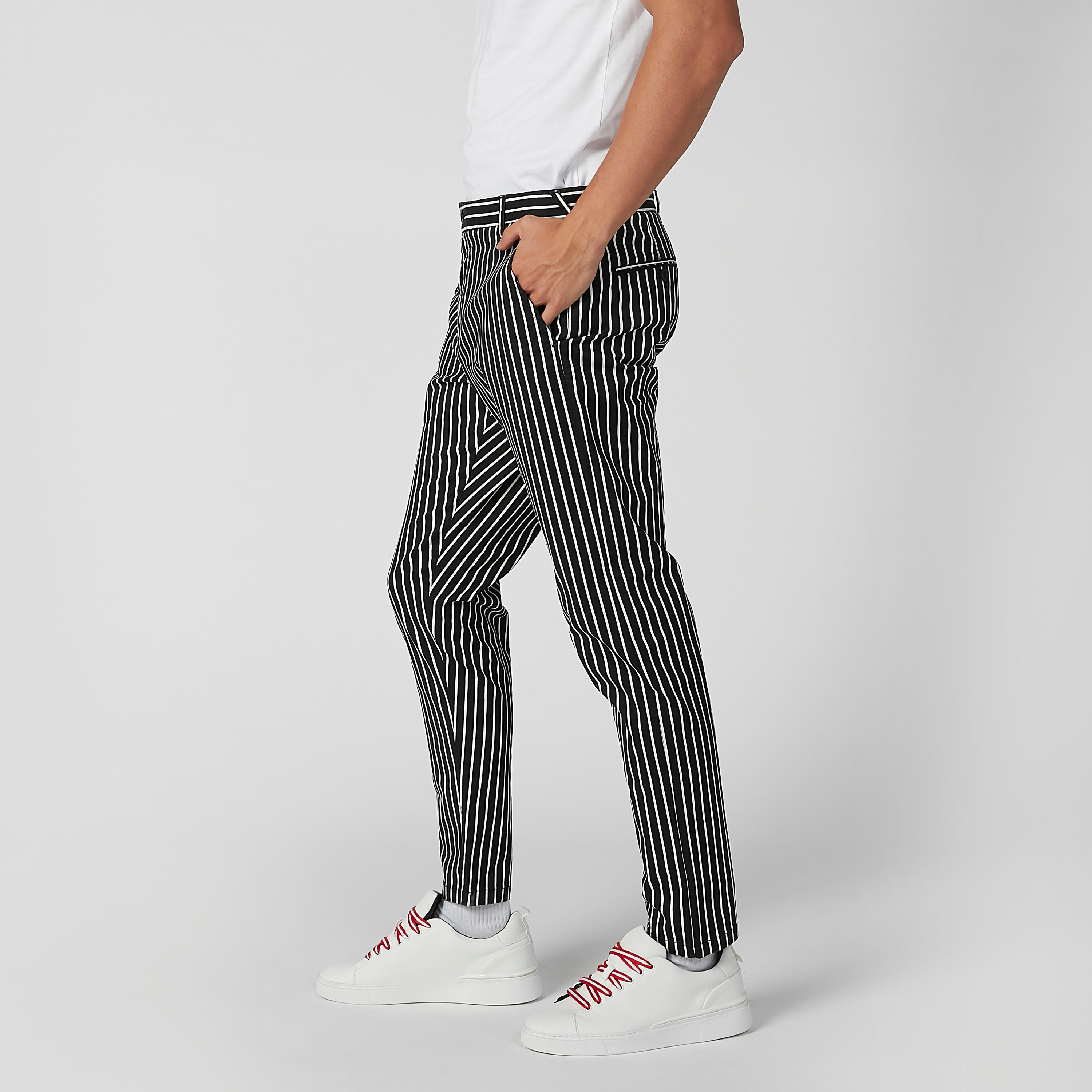 بنطال شينو مقلّم بقصة سليم وخصر متوسط الطول وجيوب جانبية-men-clothing-bottoms-trousersandchinos-trousers-image-3