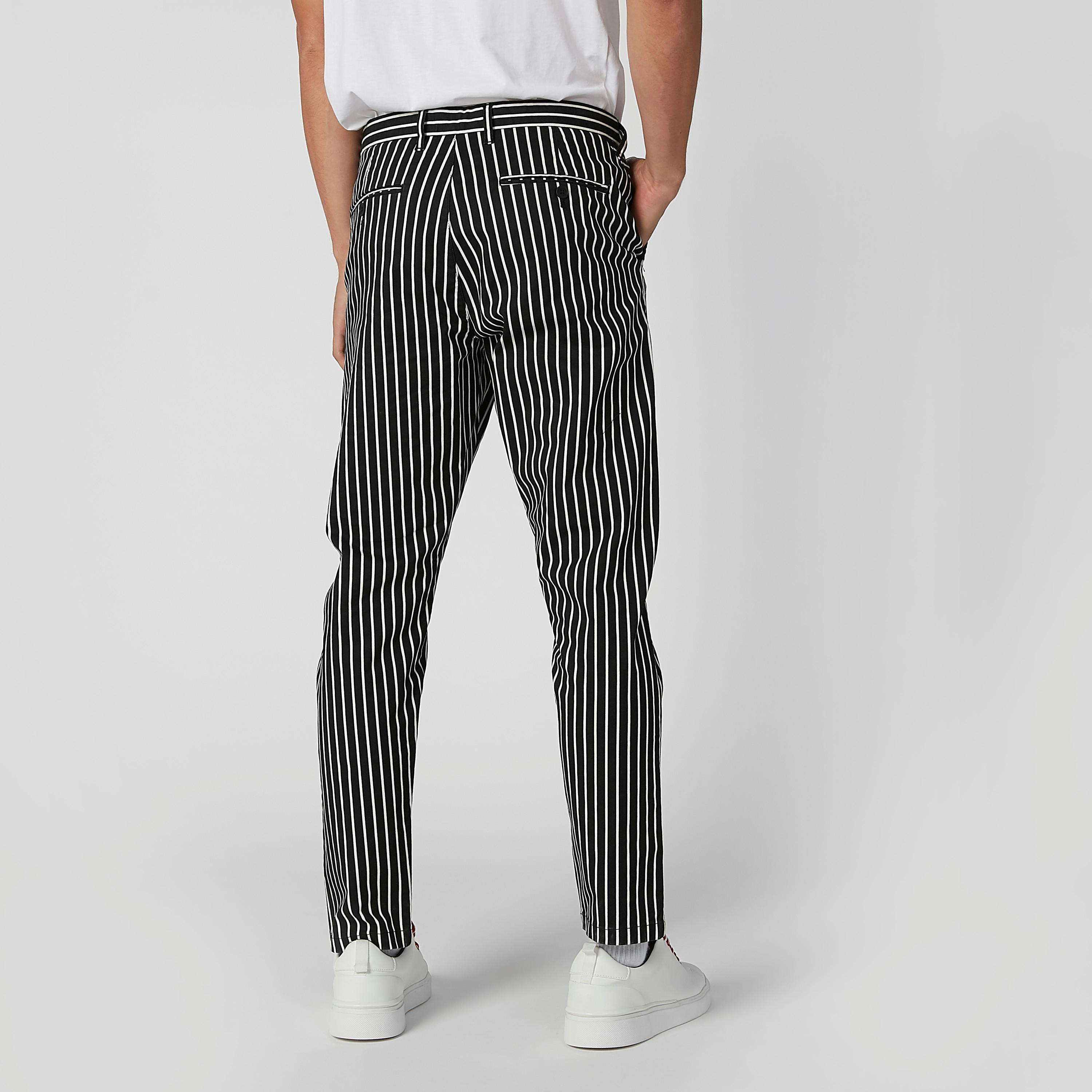 بنطال شينو مقلّم بقصة سليم وخصر متوسط الطول وجيوب جانبية-men-clothing-bottoms-trousersandchinos-trousers-image-2