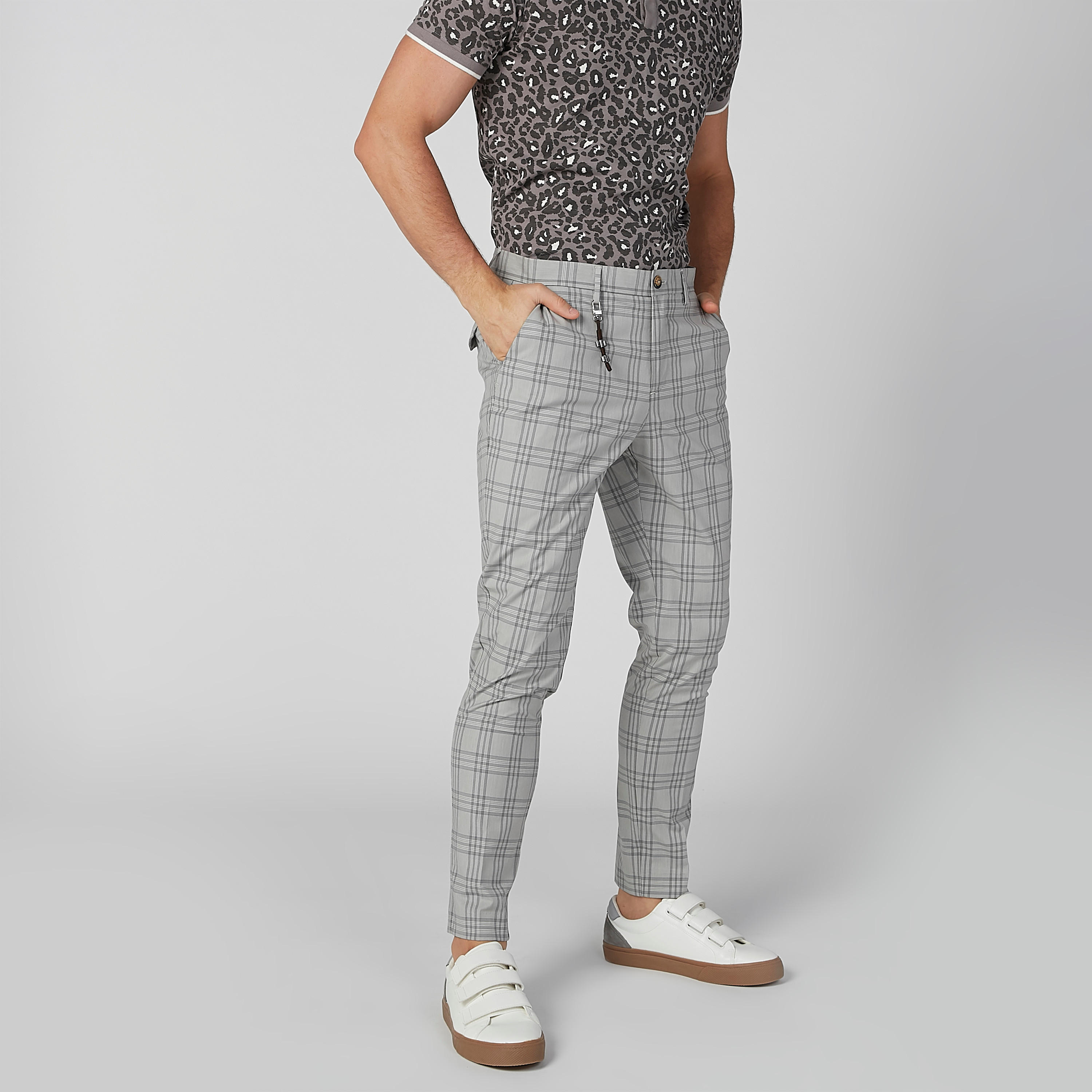 بنطال شينو كاروهات بقصّة سليم وجيوب-men-clothing-bottoms-trousersandchinos-trousers-image-1