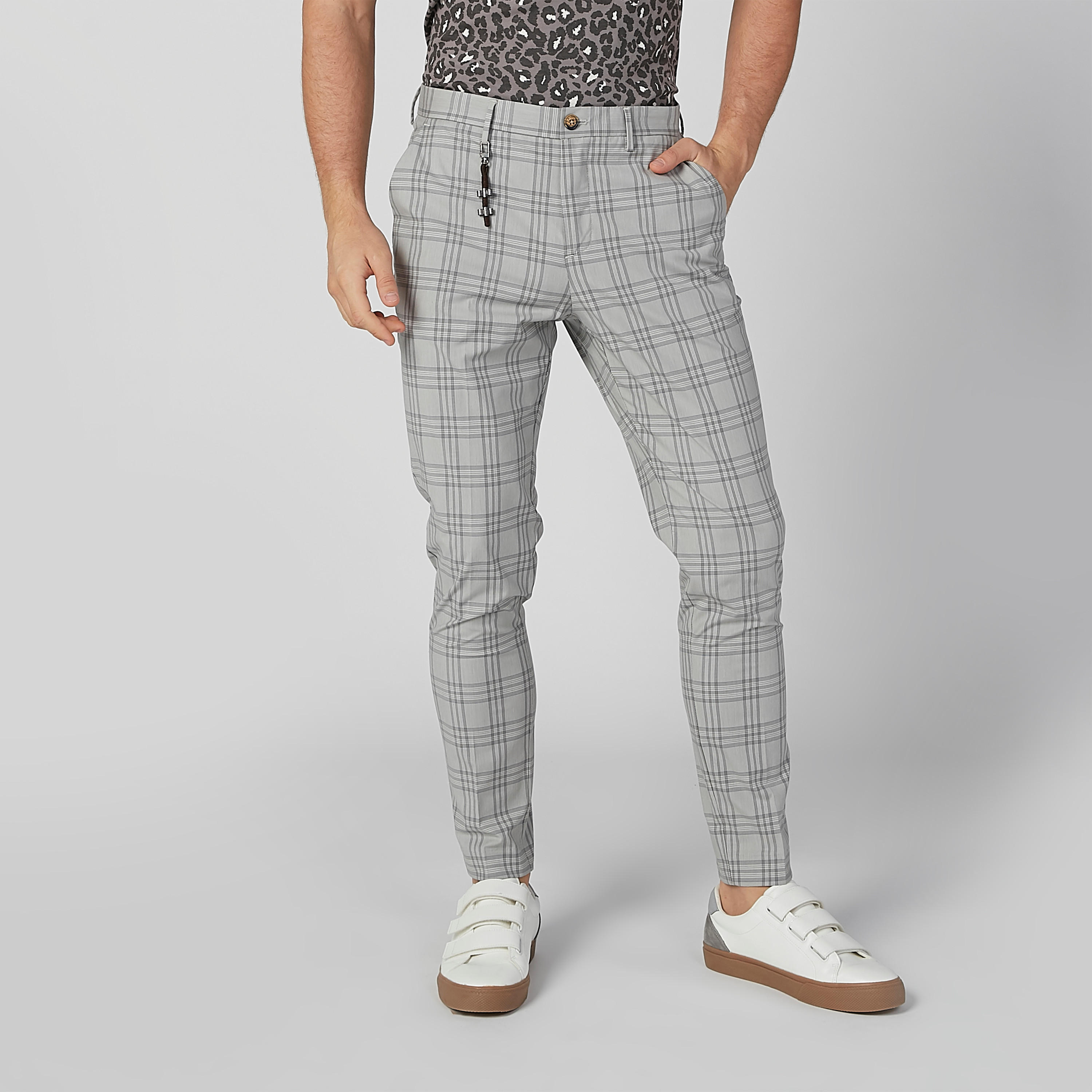 بنطال شينو كاروهات بقصّة سليم وجيوب-men-clothing-bottoms-trousersandchinos-trousers-image-4