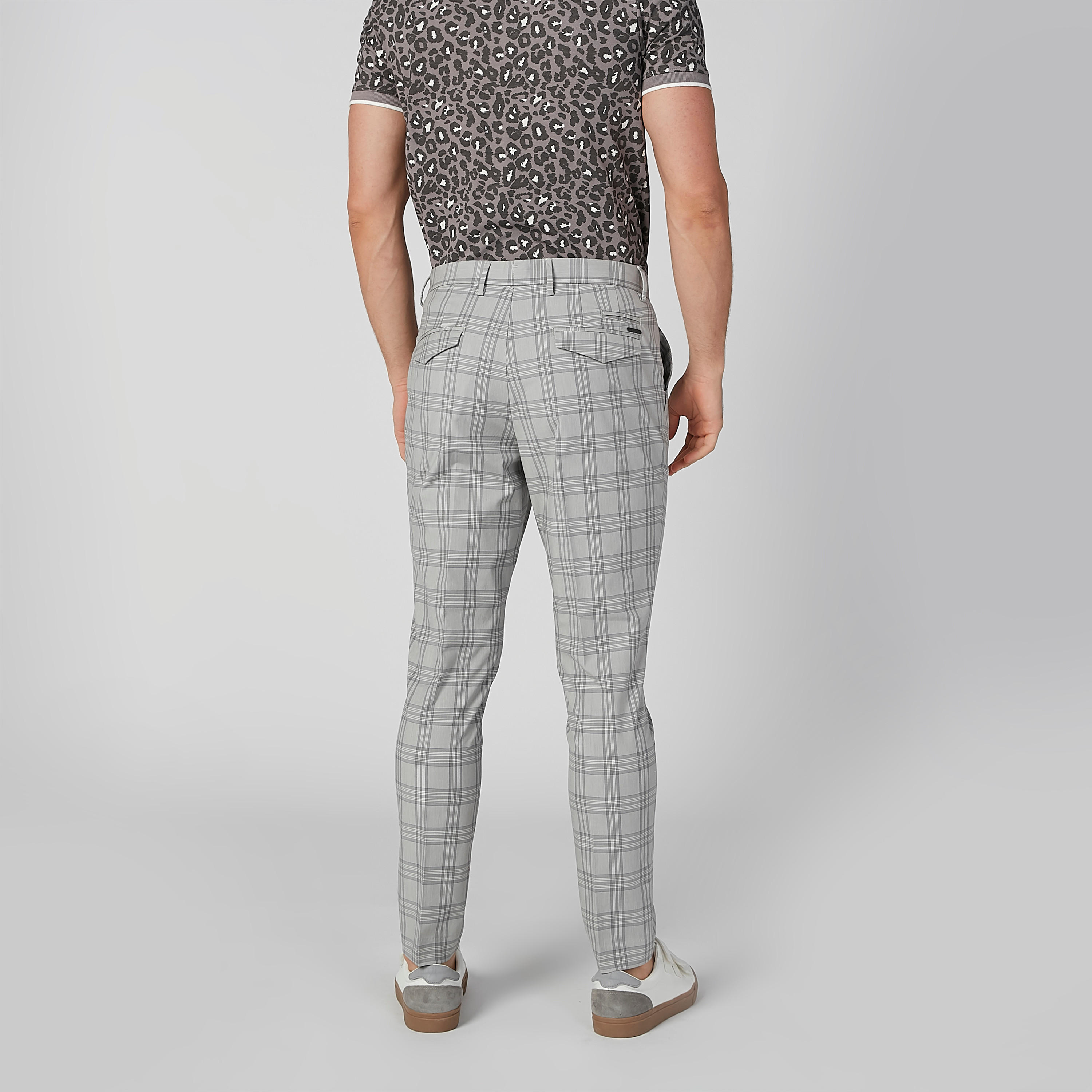 بنطال شينو كاروهات بقصّة سليم وجيوب-men-clothing-bottoms-trousersandchinos-trousers-image-5