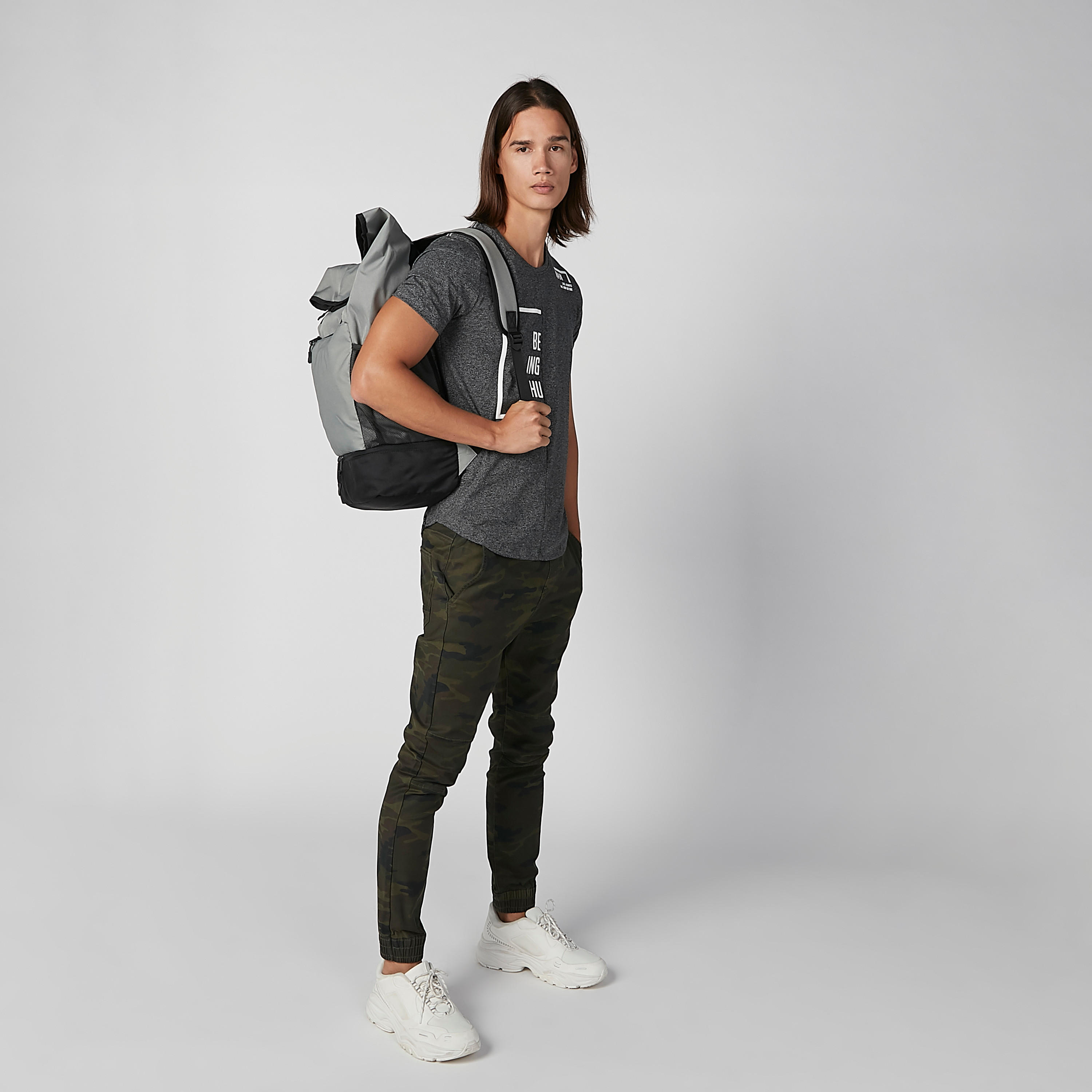 بنطلون رياضي مستدام سليم بخصر مرن وطبعات مموّهة -men-clothing-bottoms-joggers-image-1