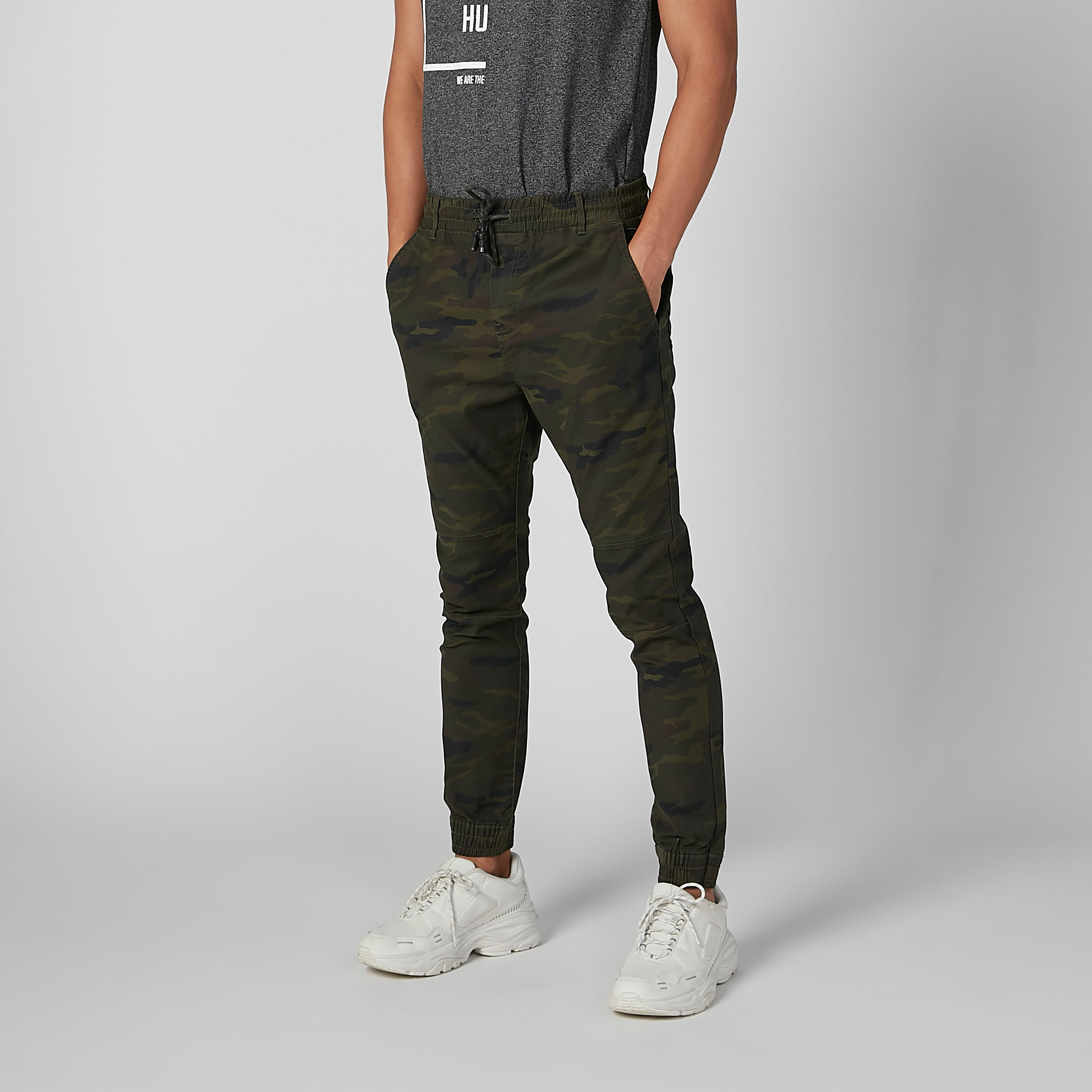 بنطلون رياضي مستدام سليم بخصر مرن وطبعات مموّهة -men-clothing-bottoms-joggers-image-2