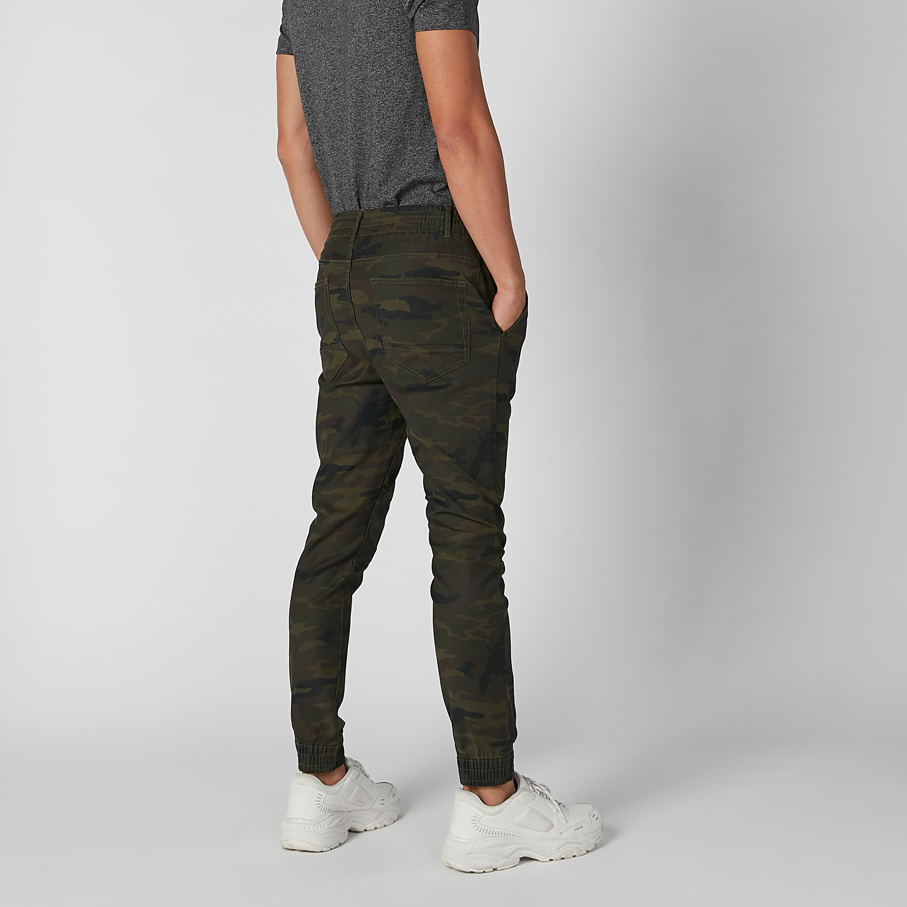 بنطلون رياضي مستدام سليم بخصر مرن وطبعات مموّهة -men-clothing-bottoms-joggers-image-3