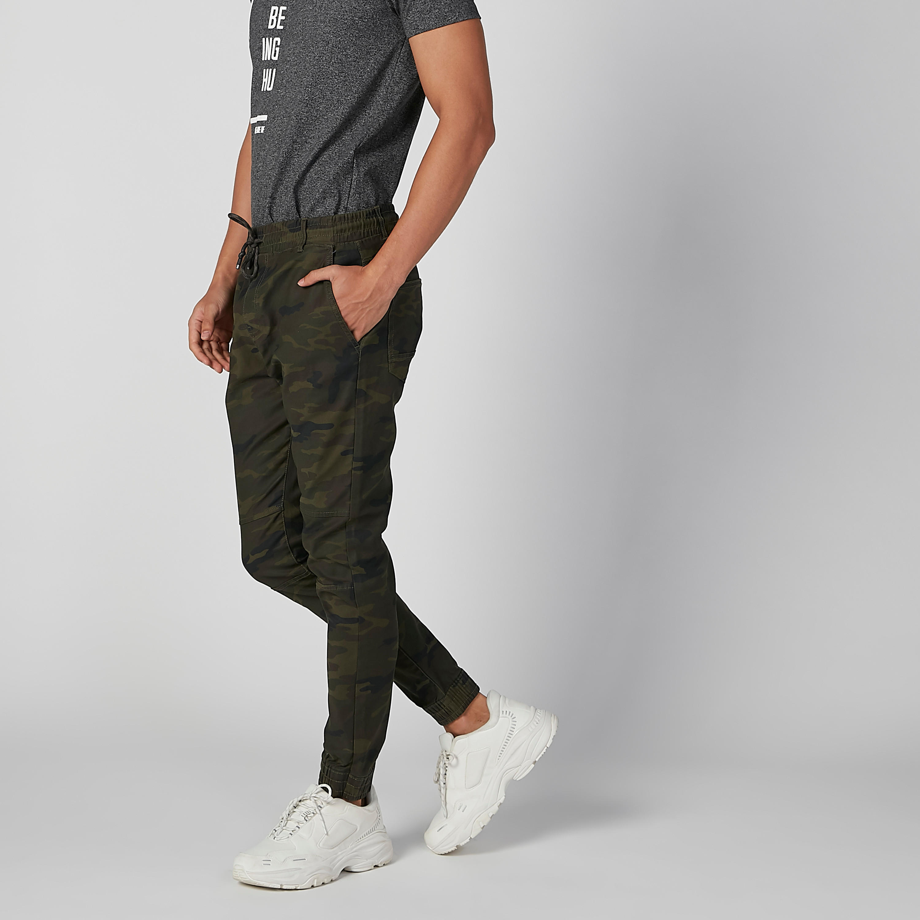 بنطلون رياضي مستدام سليم بخصر مرن وطبعات مموّهة -men-clothing-bottoms-joggers-image-4