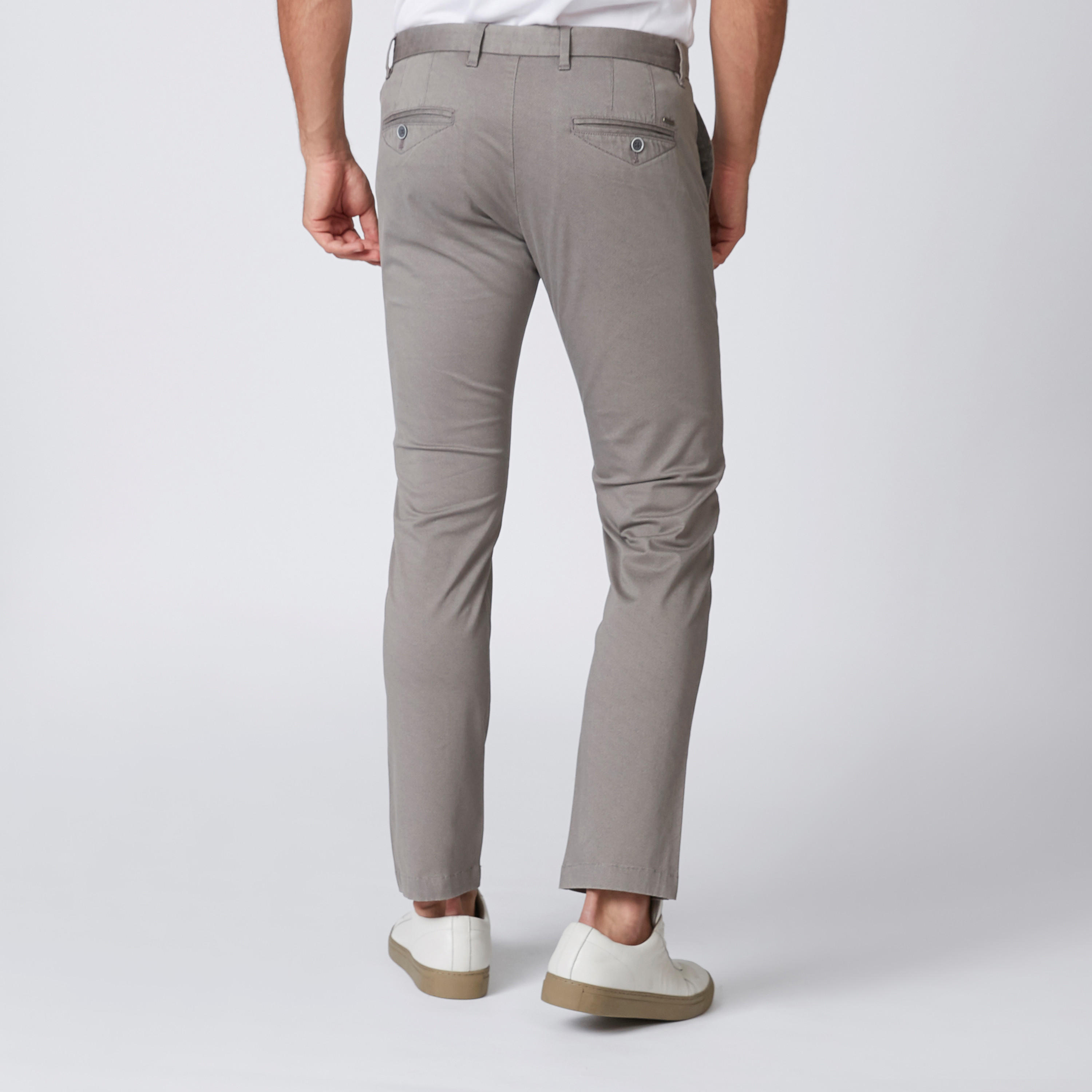 بنطلون شينو سادة بقصّة سليم وخصر متوسط الارتفاع وجيوب-men-clothing-bottoms-trousersandchinos-trousers-image-3