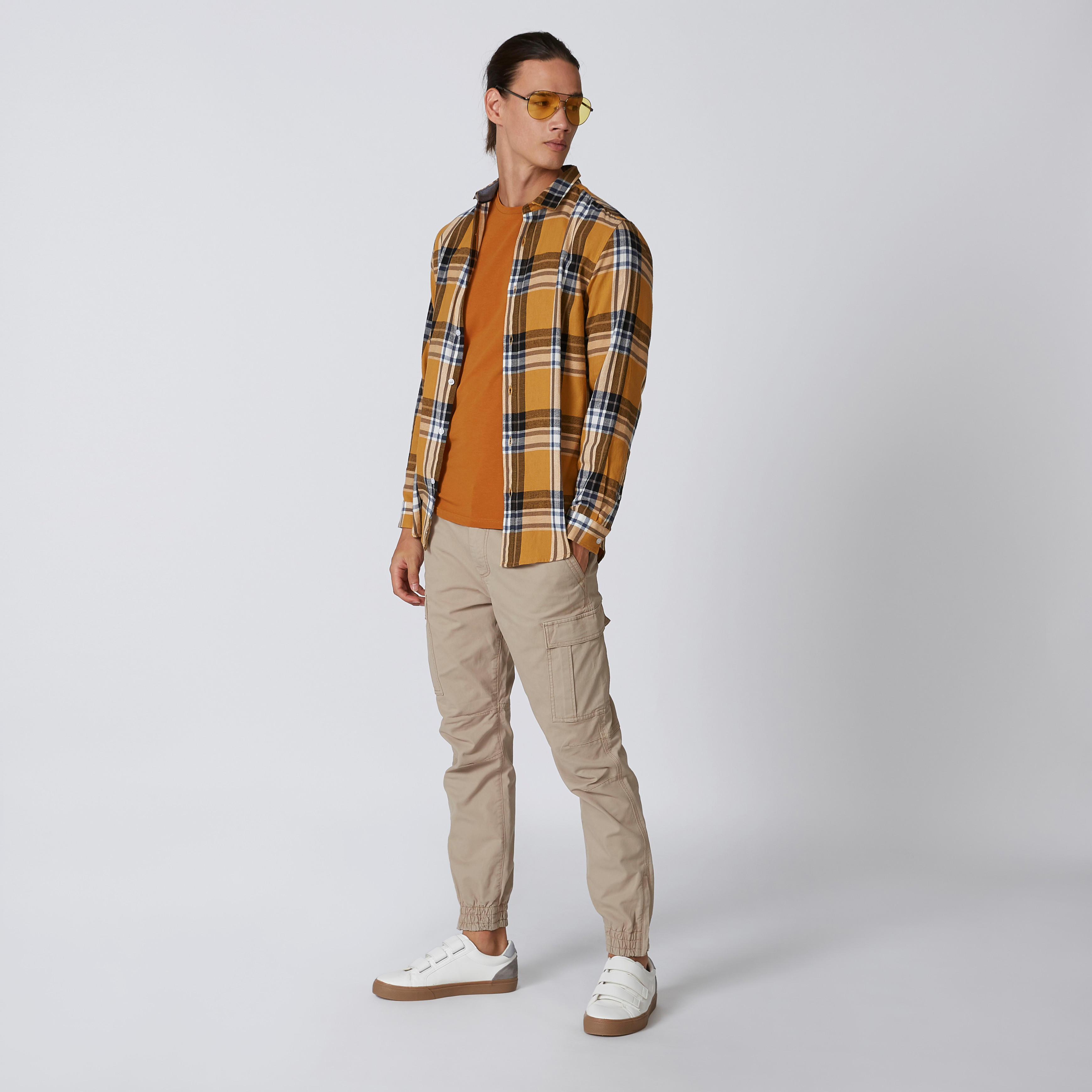 بنطال كارجو بقصّة سليم وأساور مطّاطية وجيوب-men-clothing-bottoms-trousersandchinos-trousers-image-1
