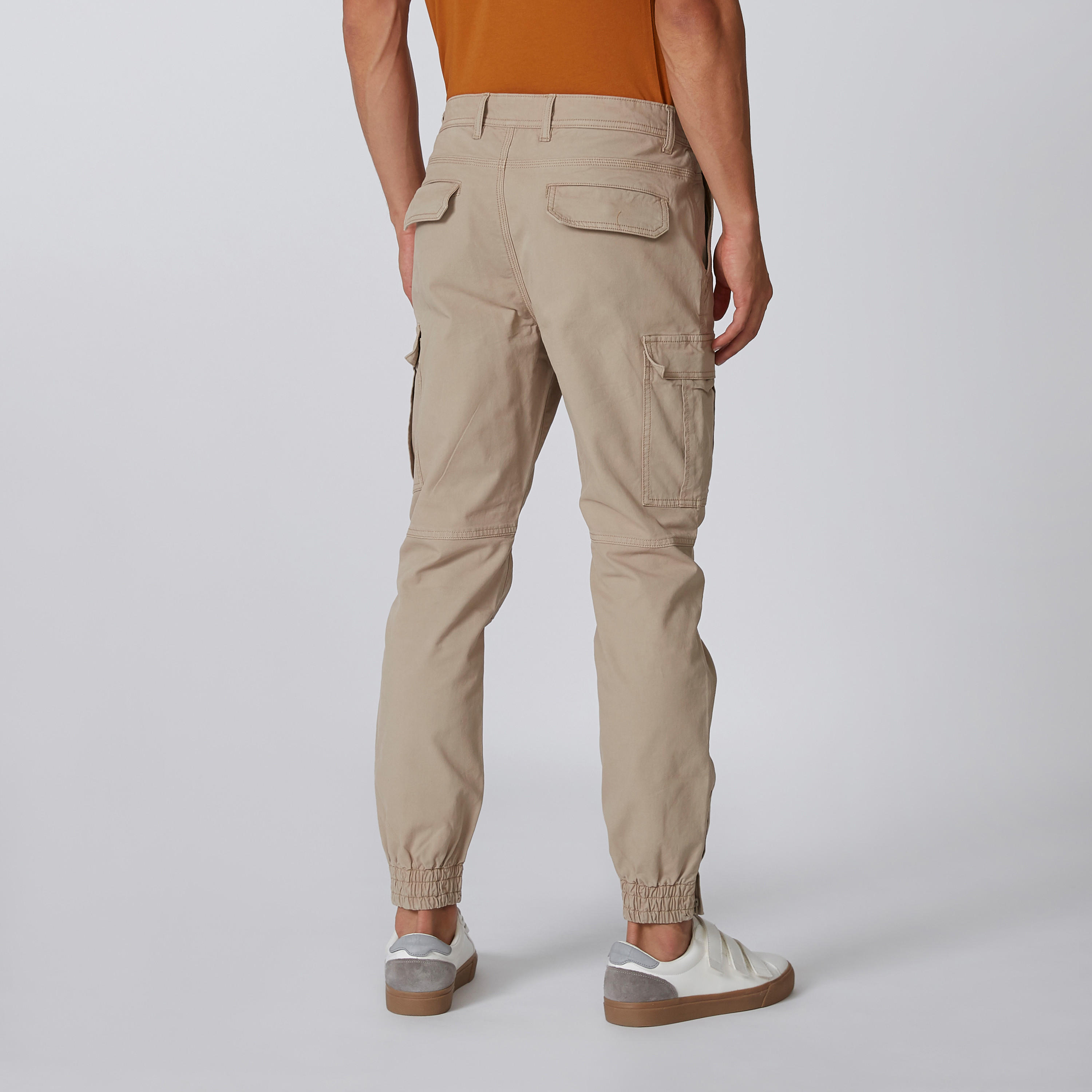 بنطال كارجو بقصّة سليم وأساور مطّاطية وجيوب-men-clothing-bottoms-trousersandchinos-trousers-image-2