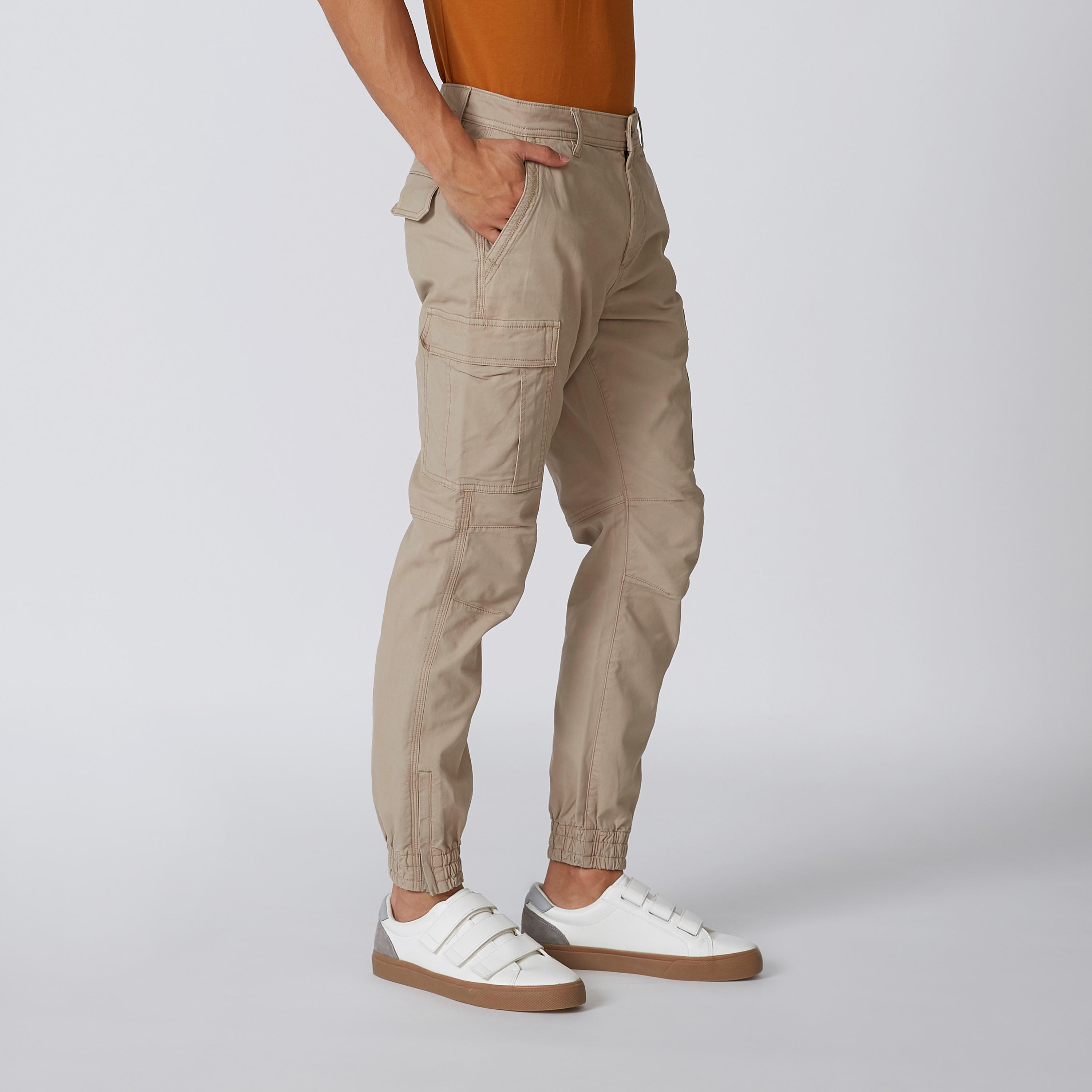 بنطال كارجو بقصّة سليم وأساور مطّاطية وجيوب-men-clothing-bottoms-trousersandchinos-trousers-image-4