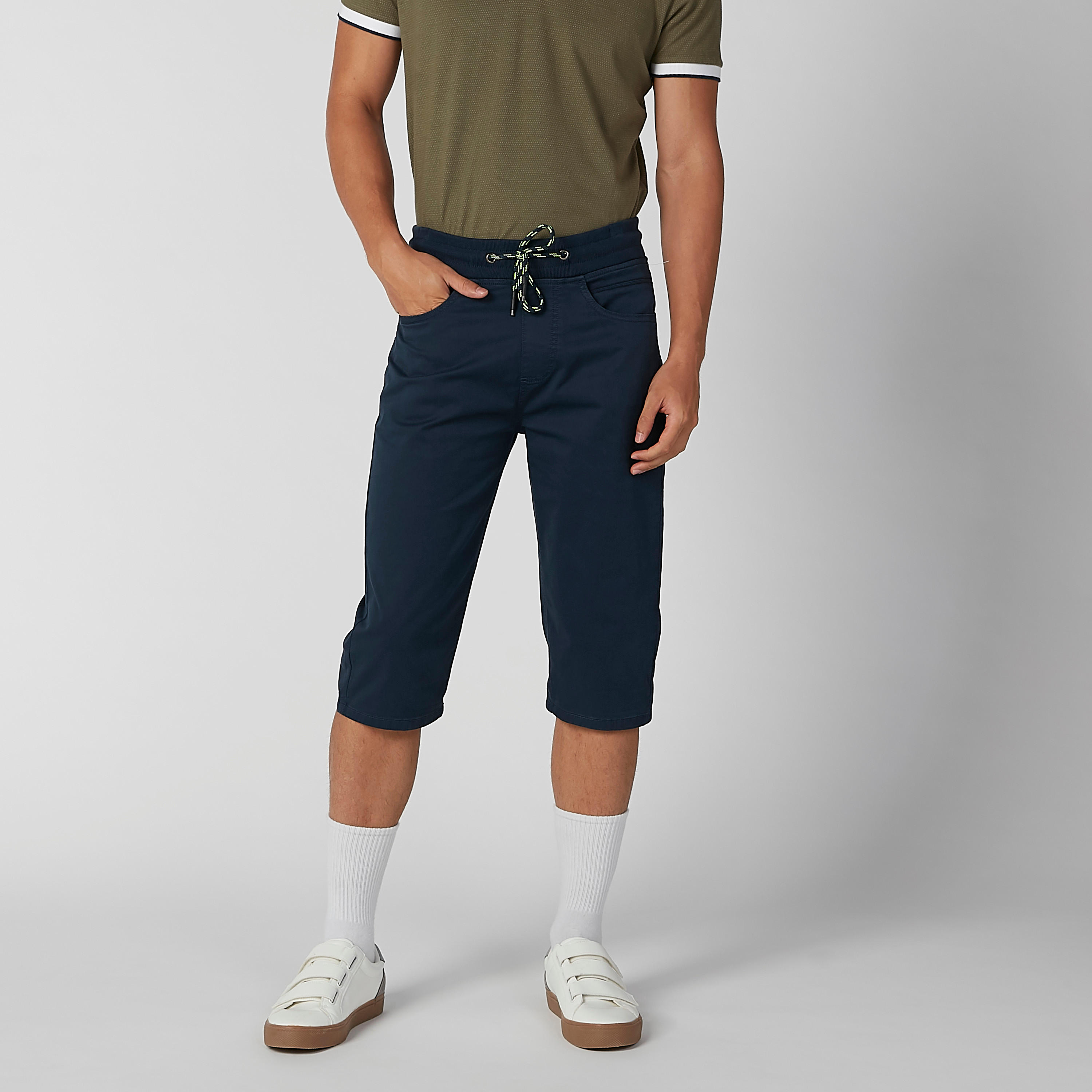 شورت مستدام سادة بقصّة سليم وخصر متوسط الارتفاع وجيوب-men-clothing-bottoms-shorts-image-1