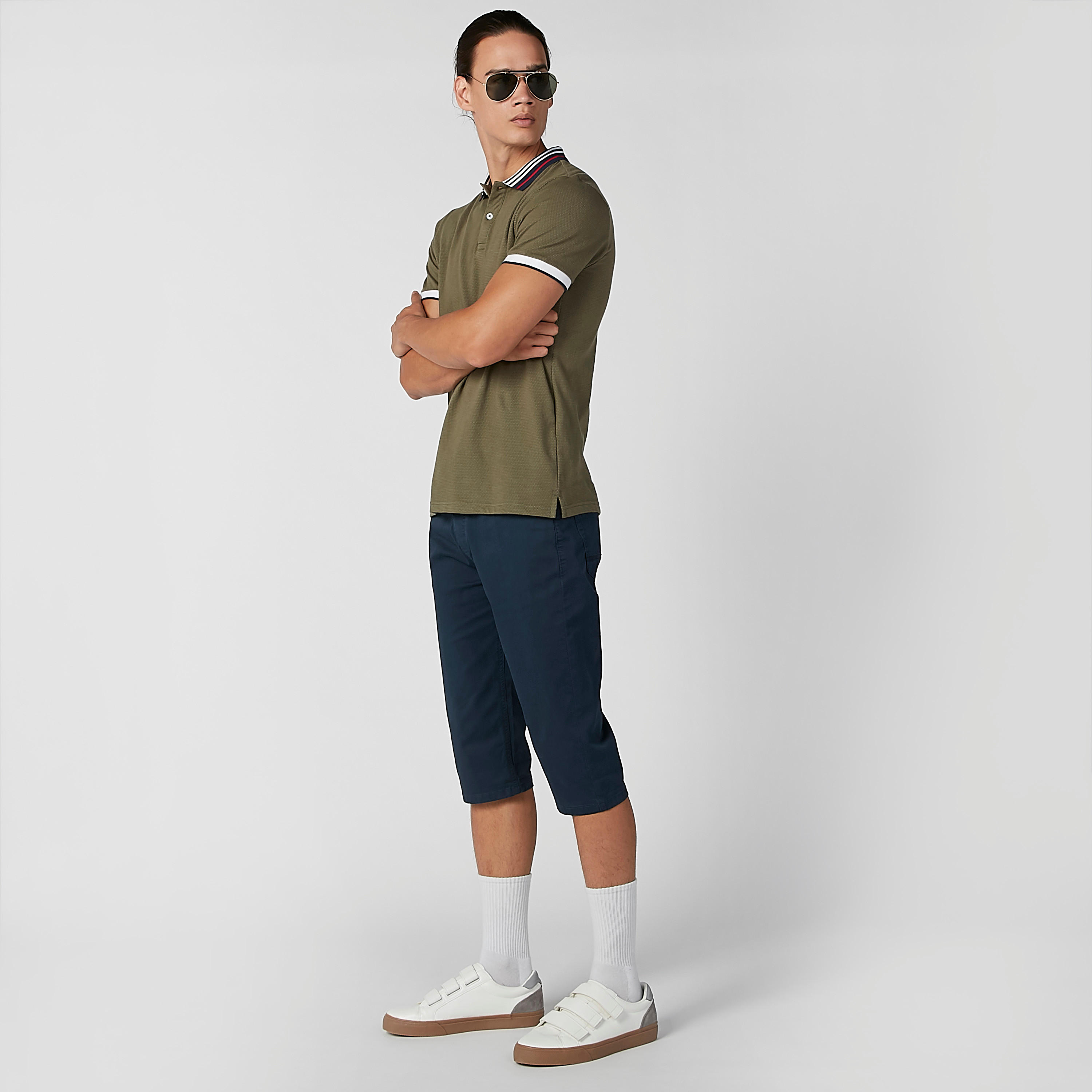 شورت مستدام سادة بقصّة سليم وخصر متوسط الارتفاع وجيوب-men-clothing-bottoms-shorts-image-2