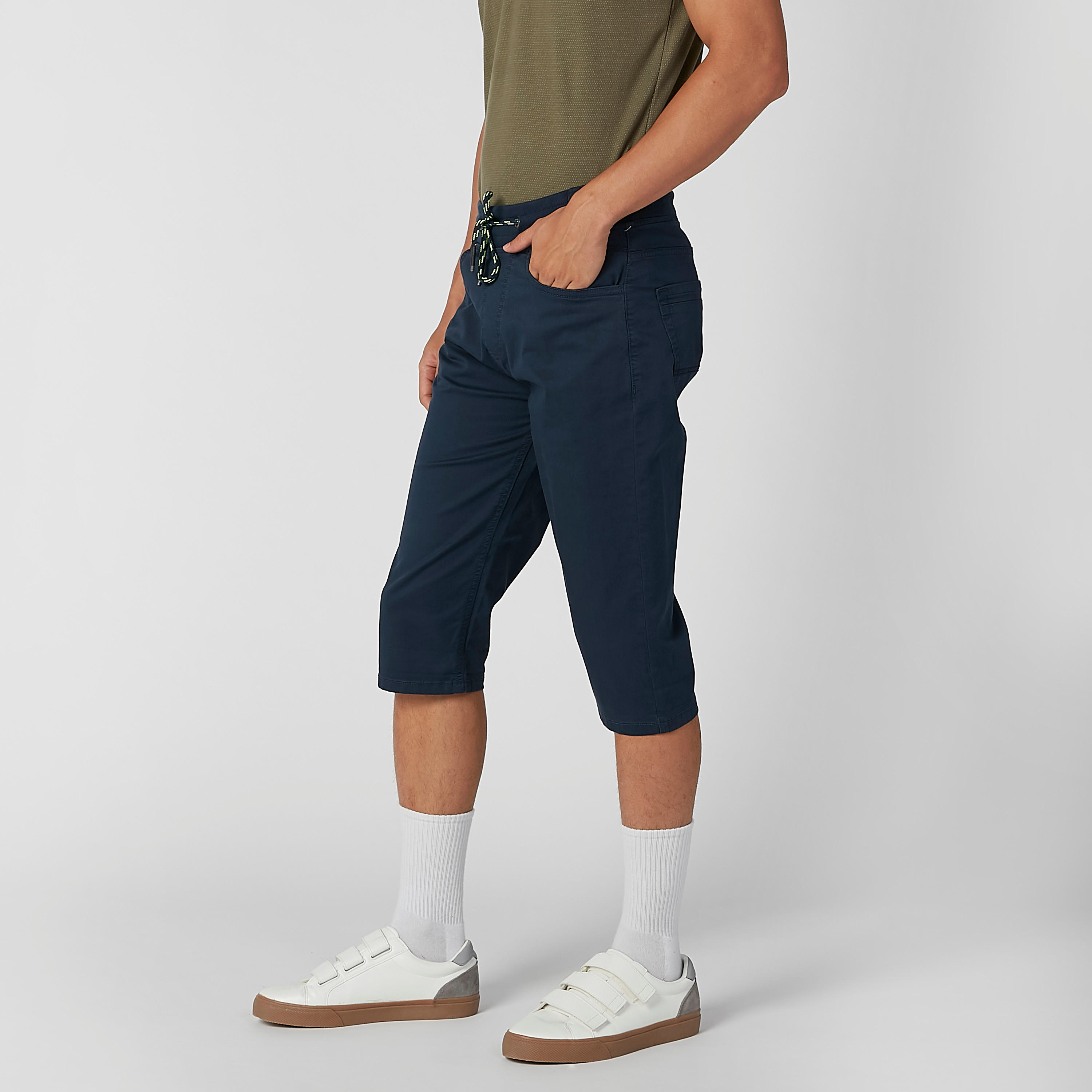 شورت مستدام سادة بقصّة سليم وخصر متوسط الارتفاع وجيوب-men-clothing-bottoms-shorts-image-3