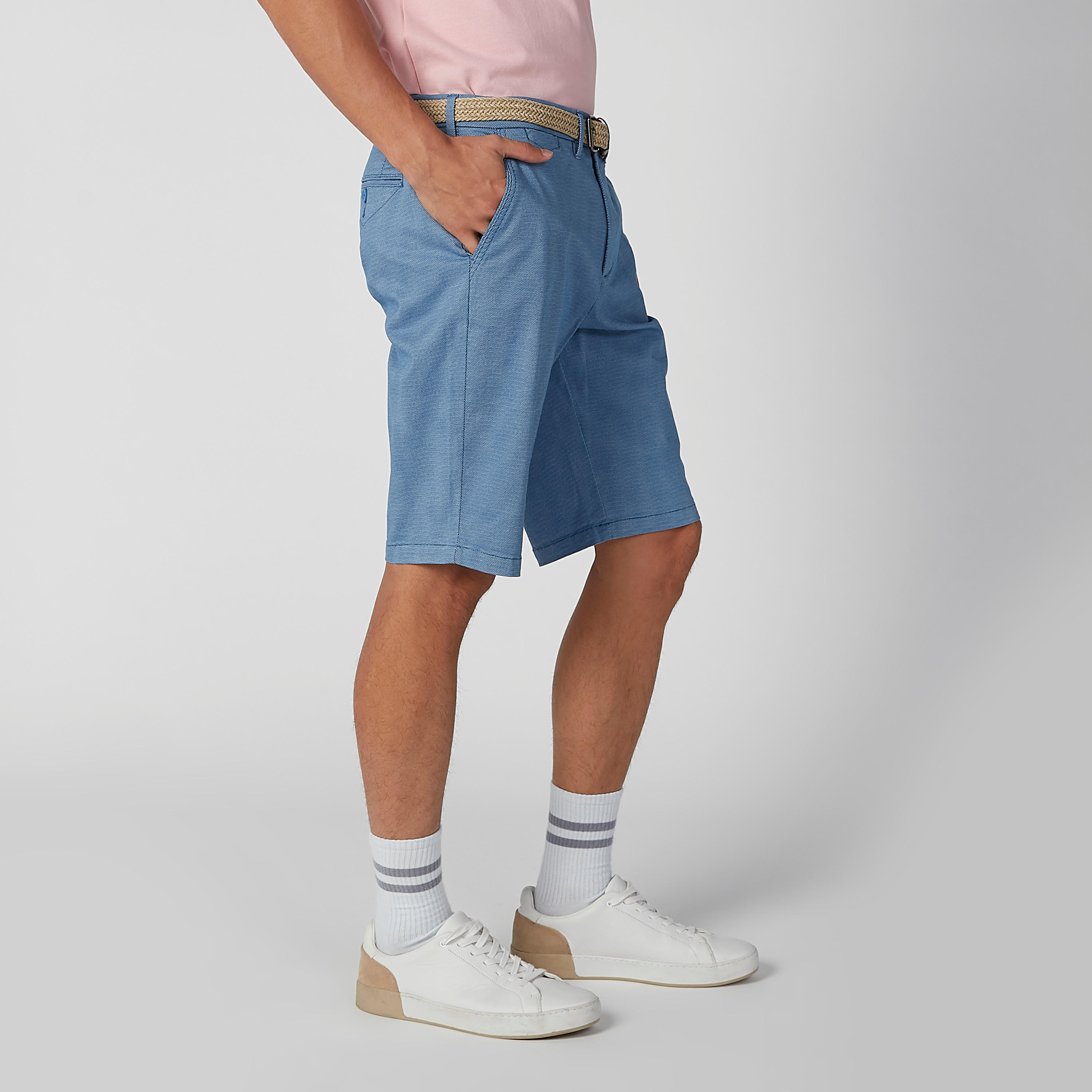 شورت مستدام سليم بارز الملمس بخصر متوسط الارتفاع وجيوب-men-clothing-bottoms-shorts-image-3