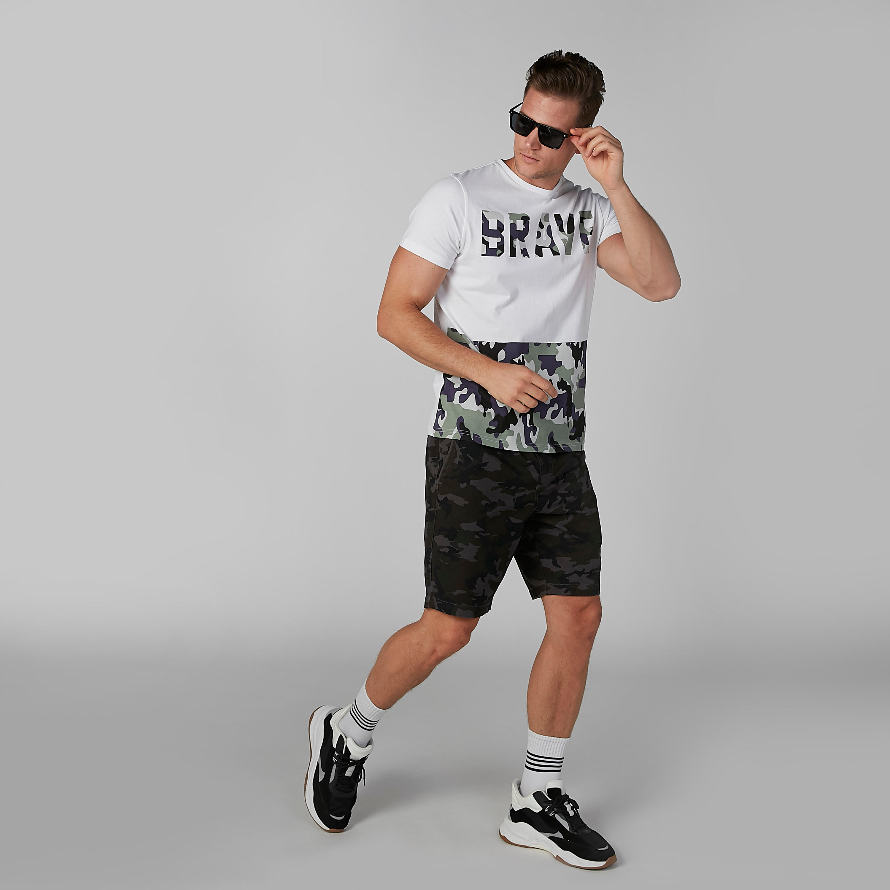 شورت مستدام بجيوب وطبعات مموّهة-men-clothing-bottoms-shorts-image-1