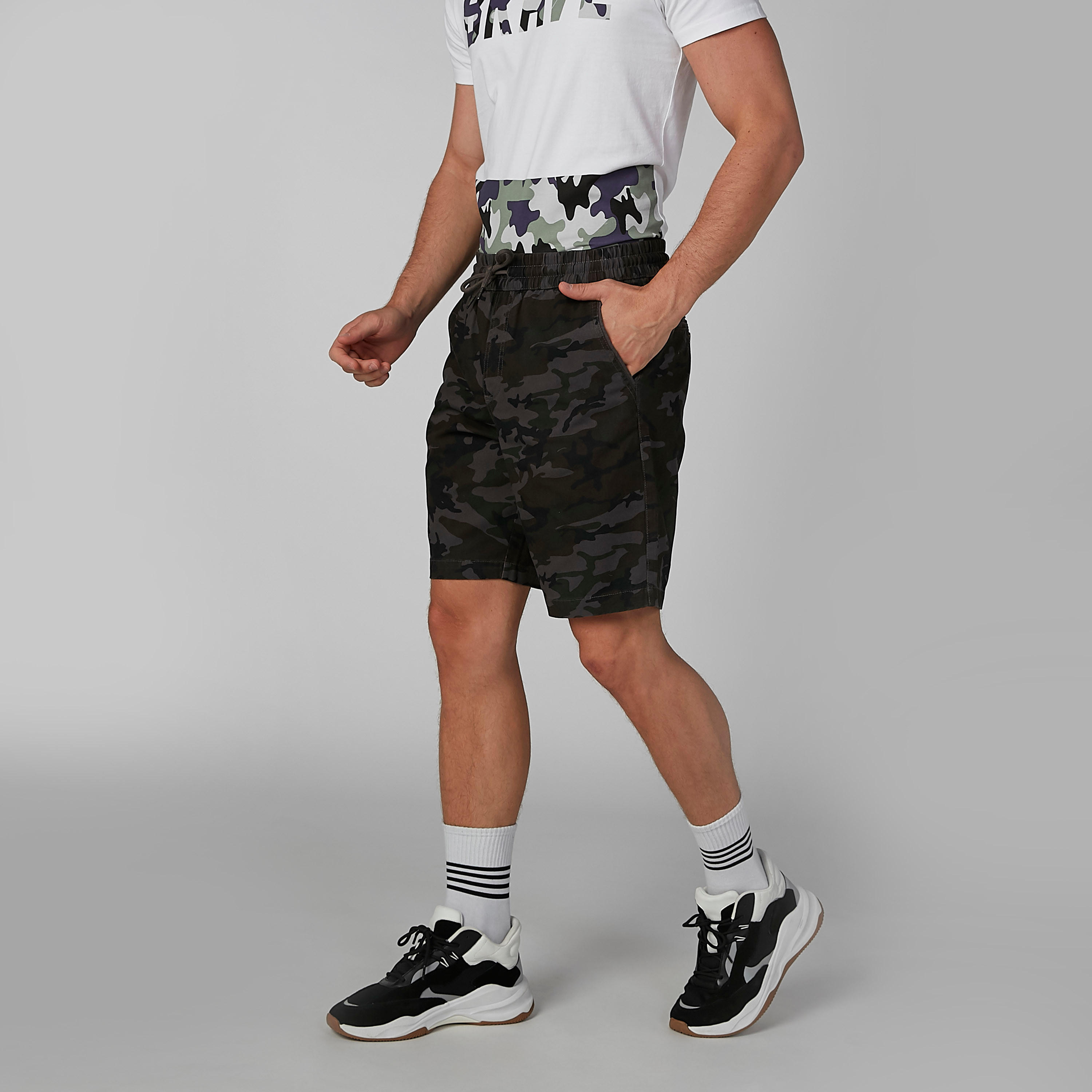 شورت مستدام بجيوب وطبعات مموّهة-men-clothing-bottoms-shorts-image-3