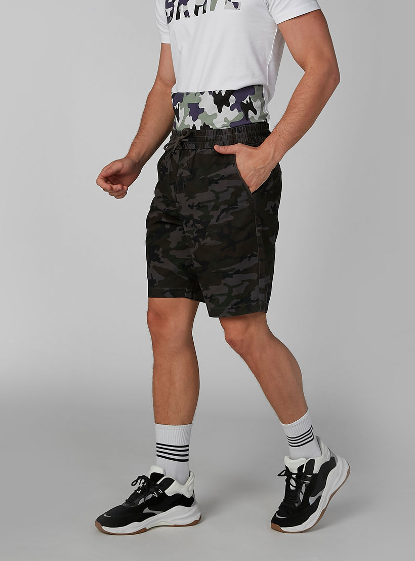 شورت مستدام بجيوب وطبعات مموّهة-men-clothing-bottoms-shorts-image-3