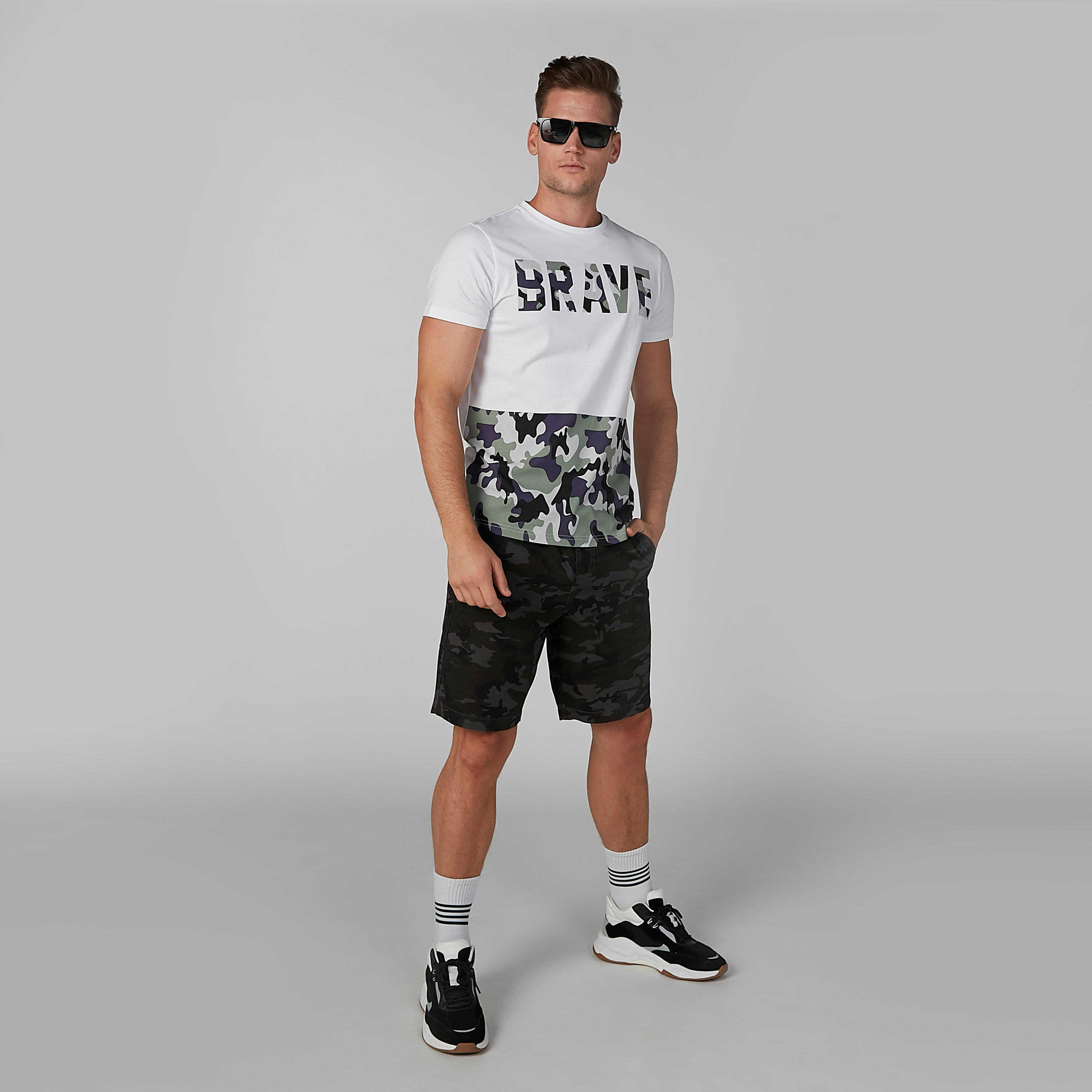 شورت مستدام بجيوب وطبعات مموّهة-men-clothing-bottoms-shorts-image-5