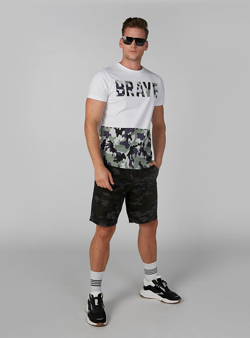 شورت مستدام بجيوب وطبعات مموّهة-men-clothing-bottoms-shorts-image-5