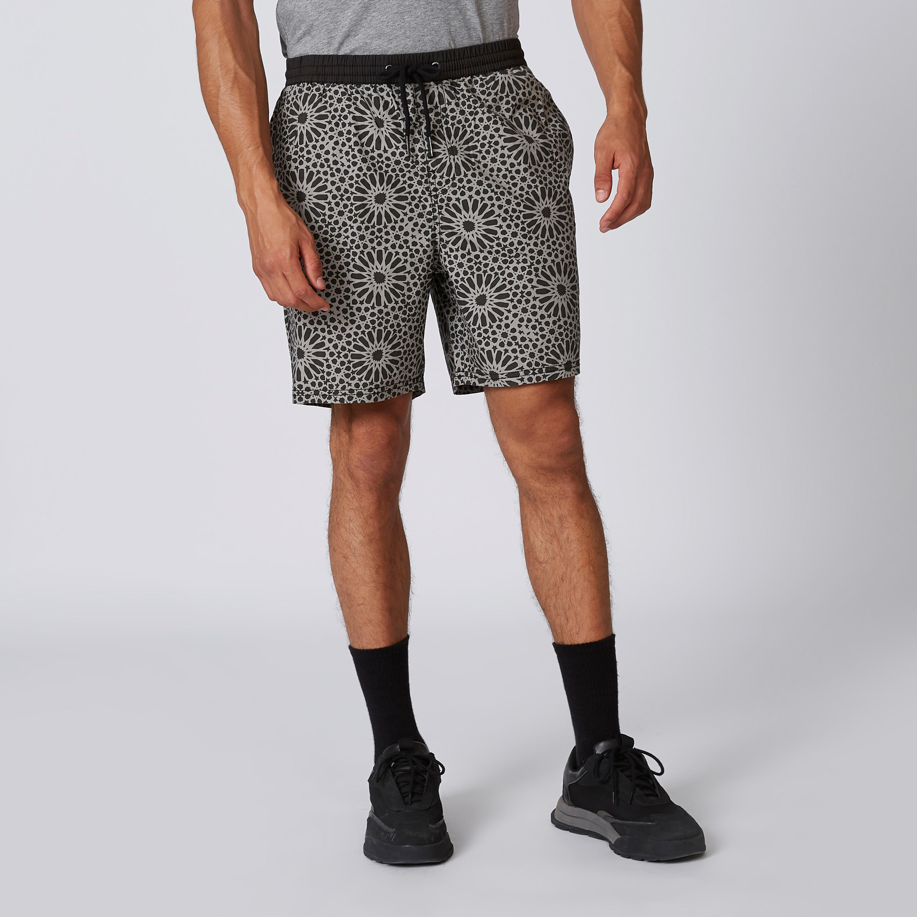شورت مستدام سليم برباط خصر مطّاطي وطبعات-men-clothing-bottoms-shorts-image-1
