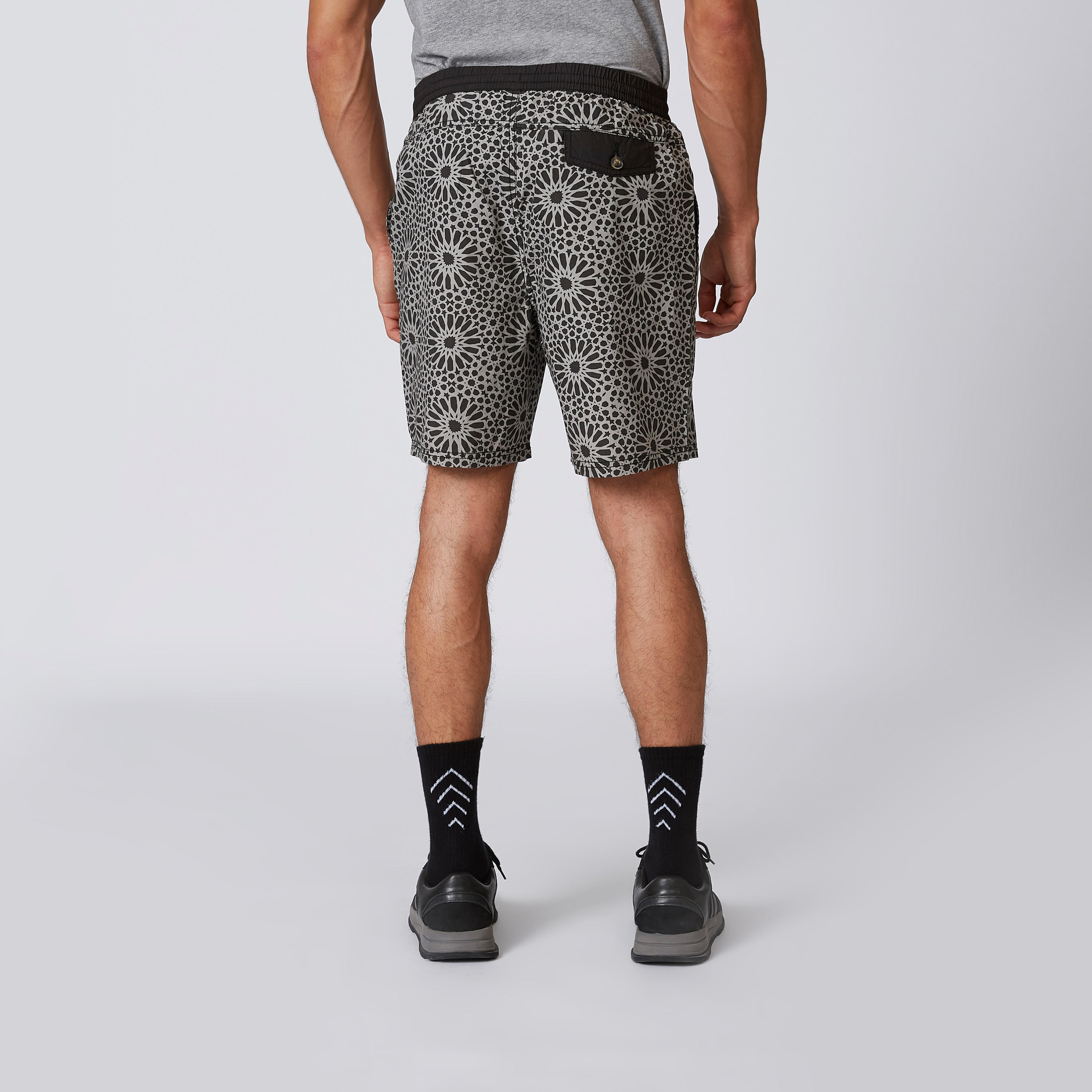 شورت مستدام سليم برباط خصر مطّاطي وطبعات-men-clothing-bottoms-shorts-image-2