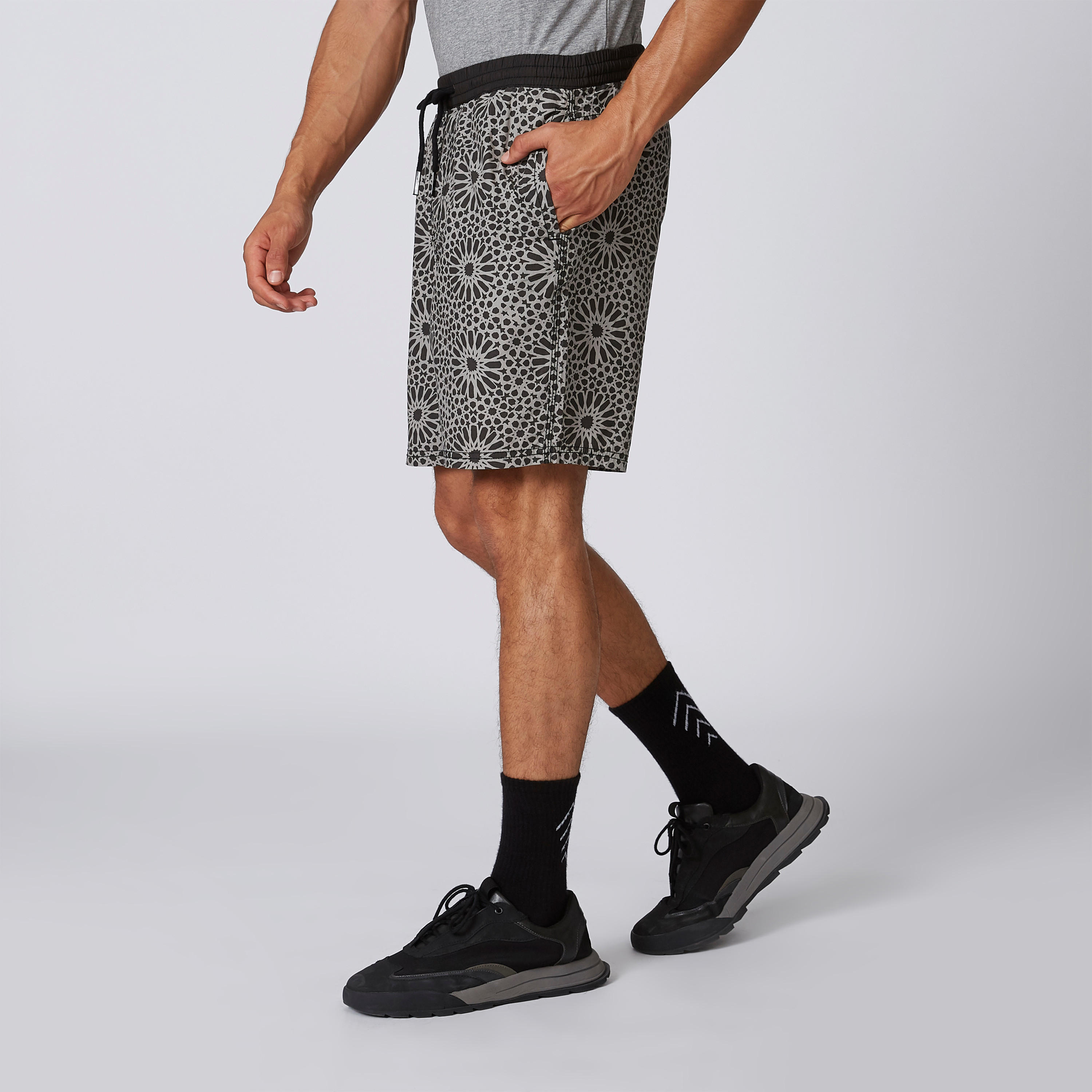 شورت مستدام سليم برباط خصر مطّاطي وطبعات-men-clothing-bottoms-shorts-image-4