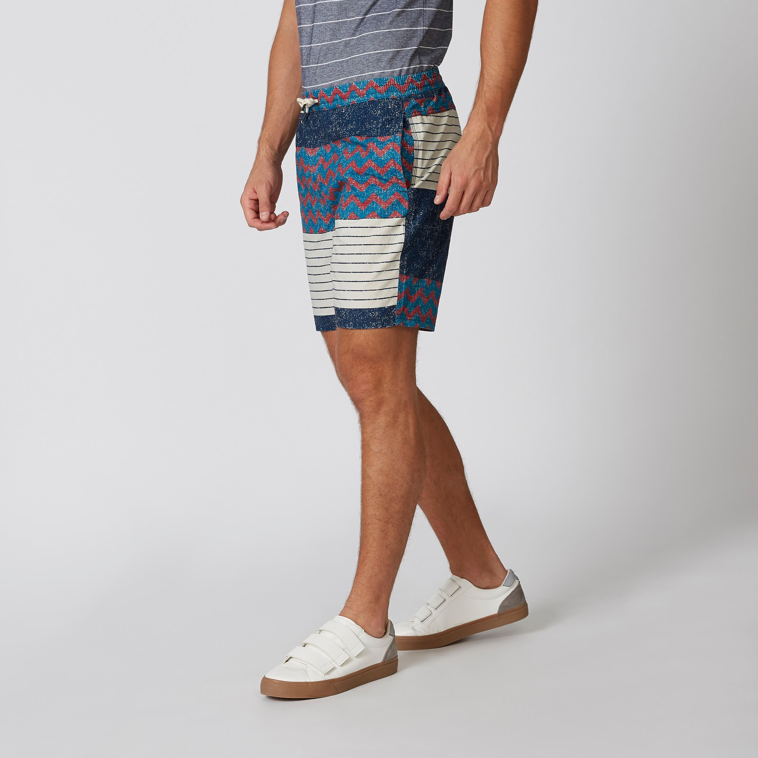 شورت مستدام سليم وخصر متوسط الارتفاع ورباط وطبعات-men-clothing-bottoms-shorts-image-4