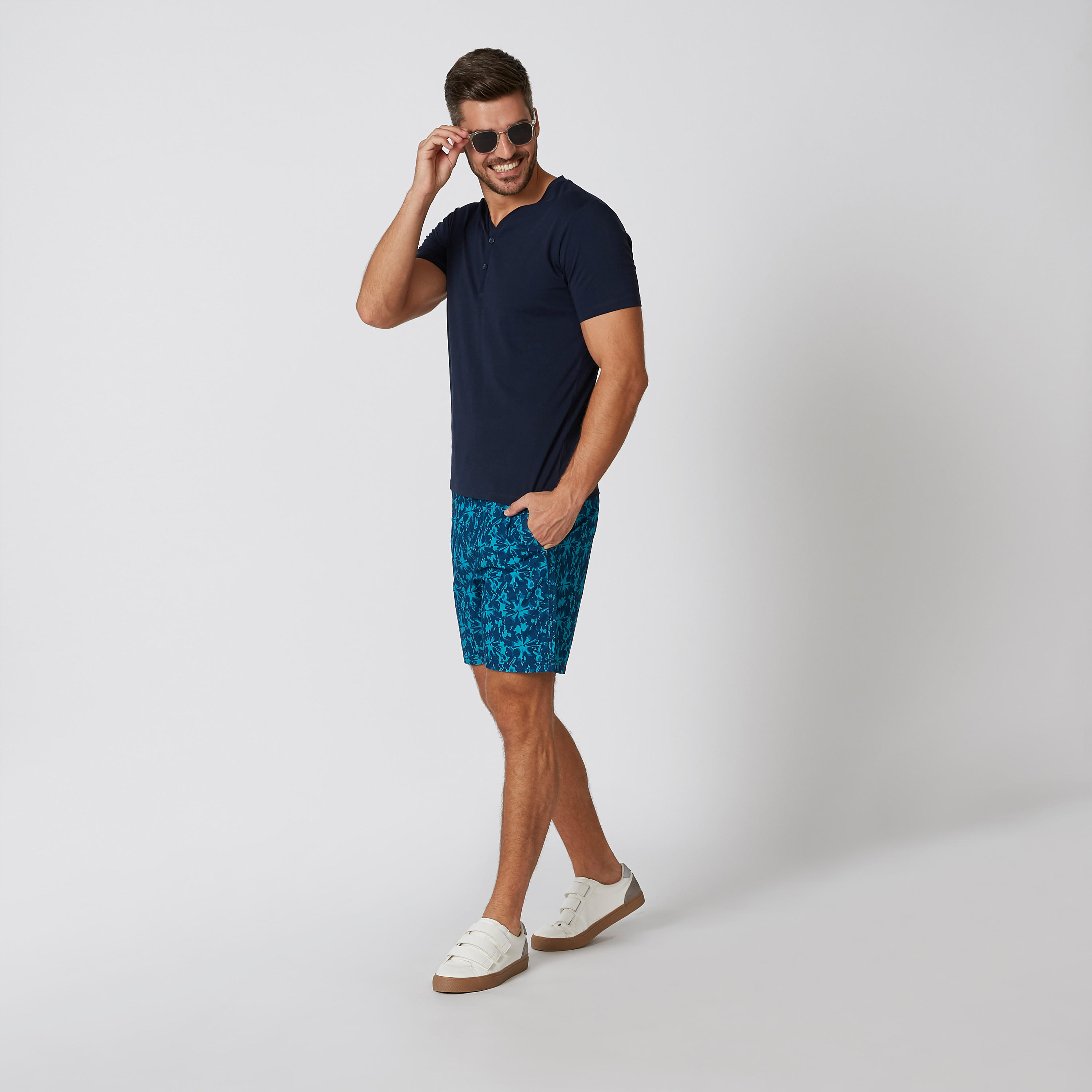 شورت مستدام سليم بخصر متوسط الارتفاع ورباط وطبعات-men-clothing-bottoms-shorts-image-2