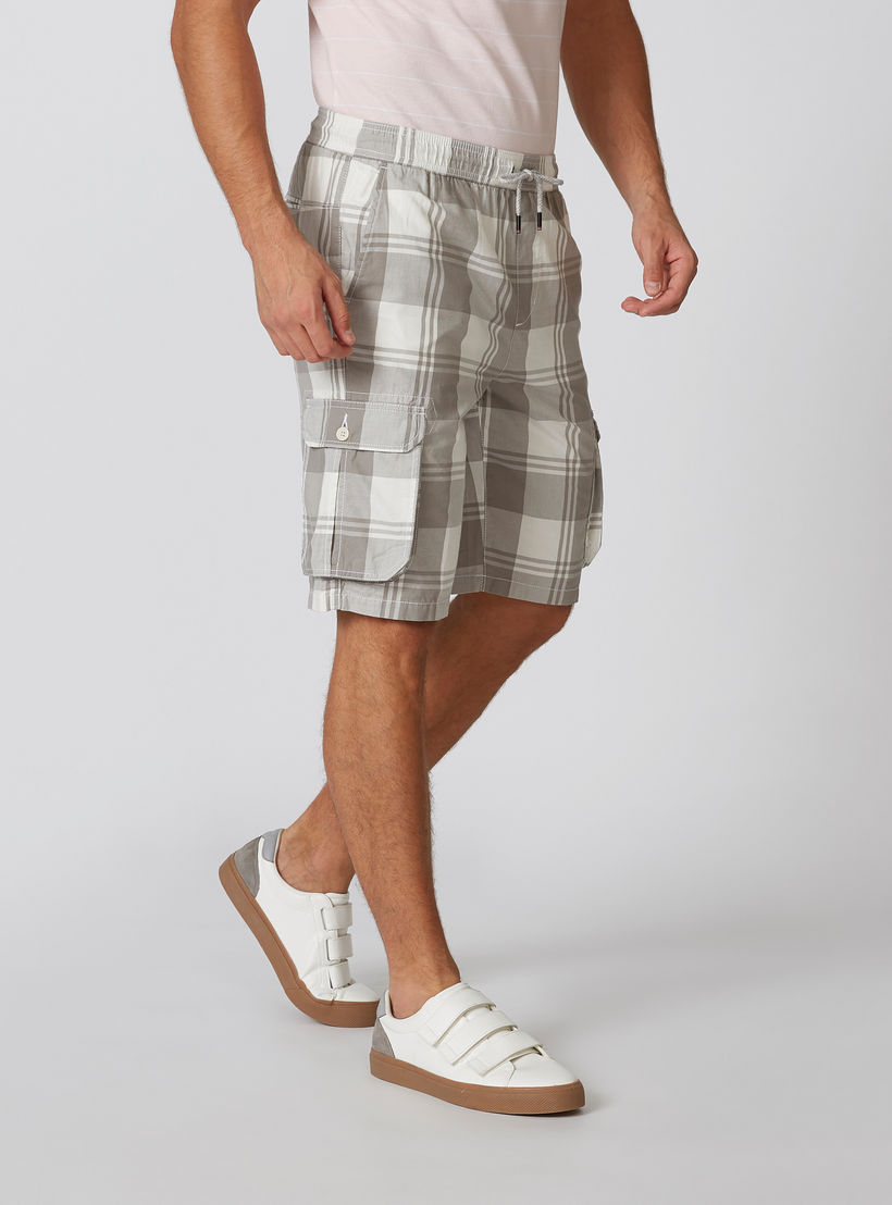 شورت كاروهات بقصّة سليم وخصر مطّاطي متوسط الارتفاع-men-clothing-bottoms-shorts-image-1