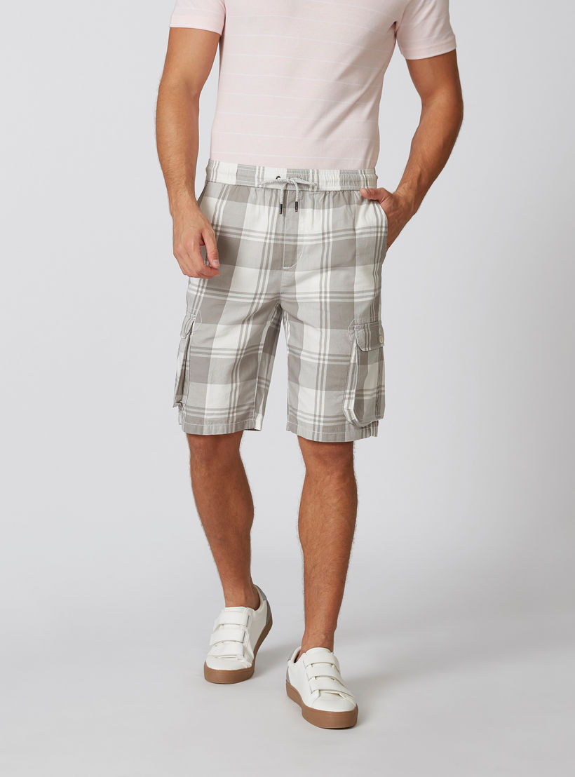 شورت كاروهات بقصّة سليم وخصر مطّاطي متوسط الارتفاع-men-clothing-bottoms-shorts-image-4